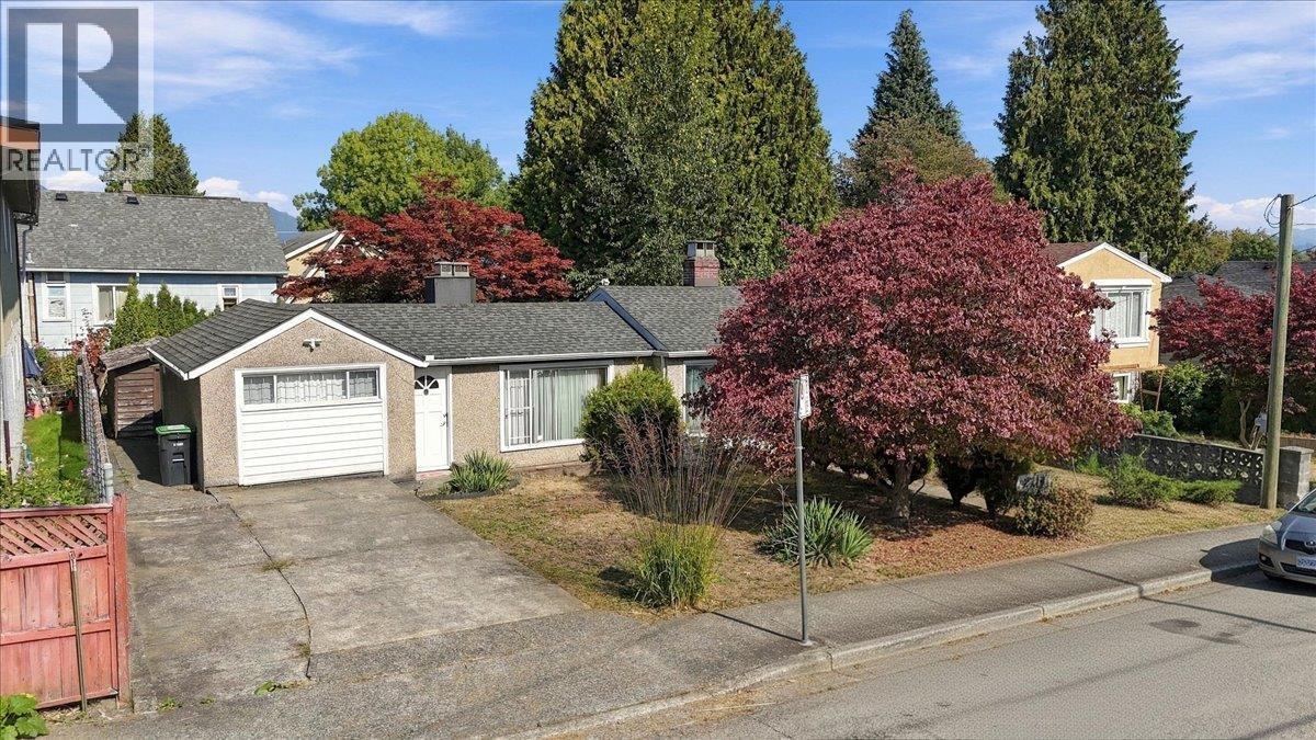 2219 E 25th Avenue Property Photo 9