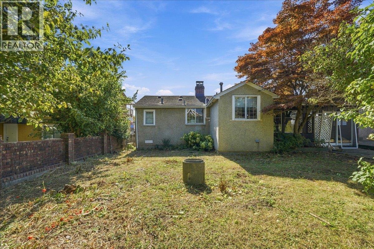 2219 E 25th Avenue Property Photo 14