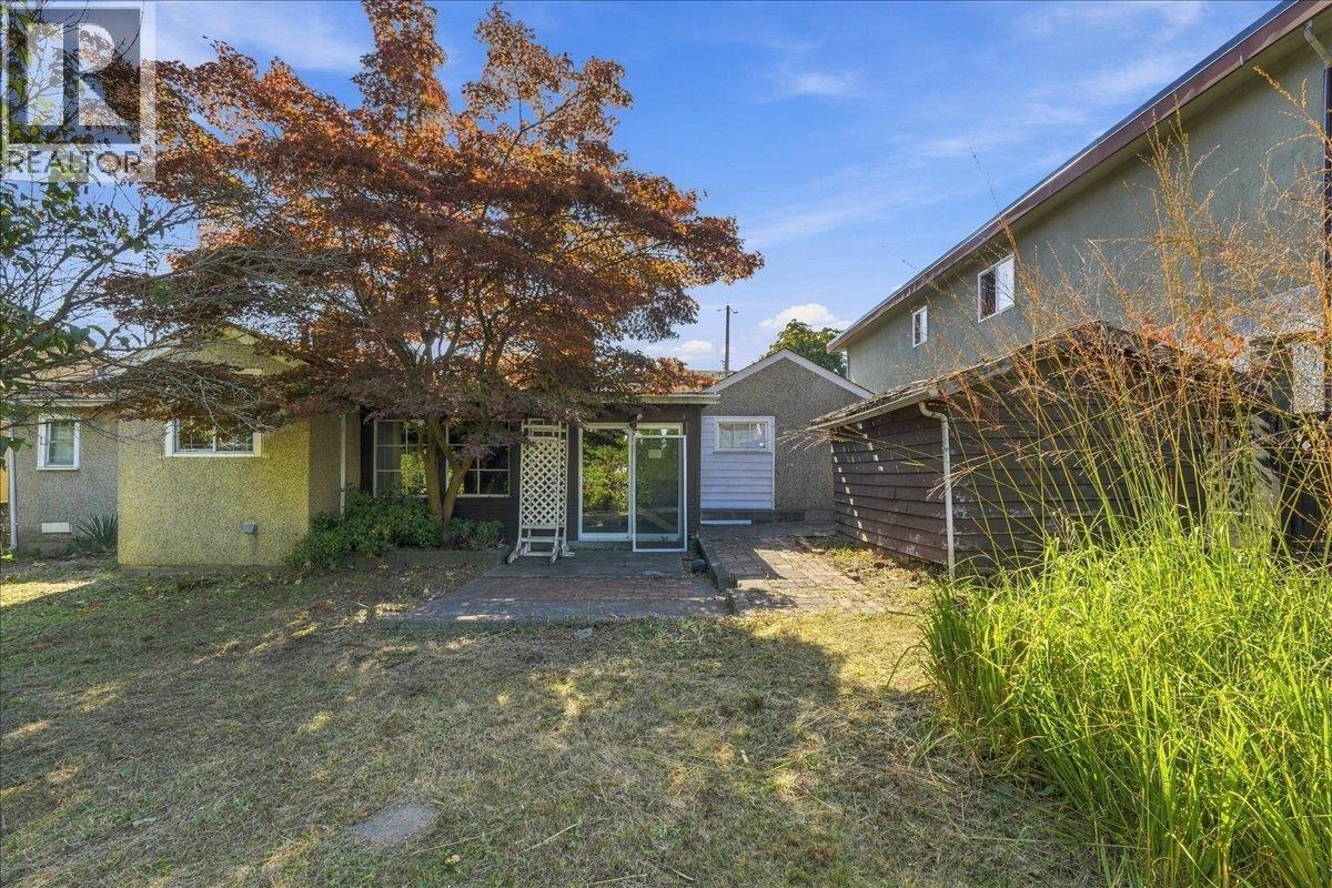 2219 E 25th Avenue Property Photo 16