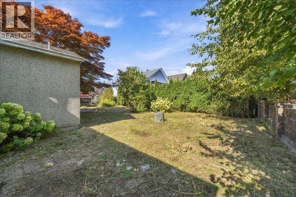 2219 E 25th Avenue Property Photo 18