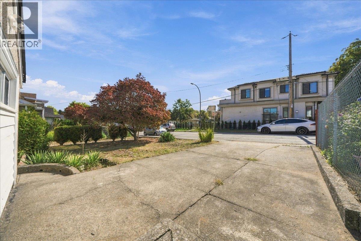 2219 E 25th Avenue Property Photo 20
