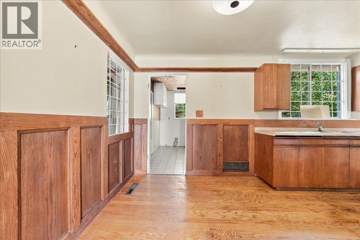 2219 E 25th Avenue Property Photo 27