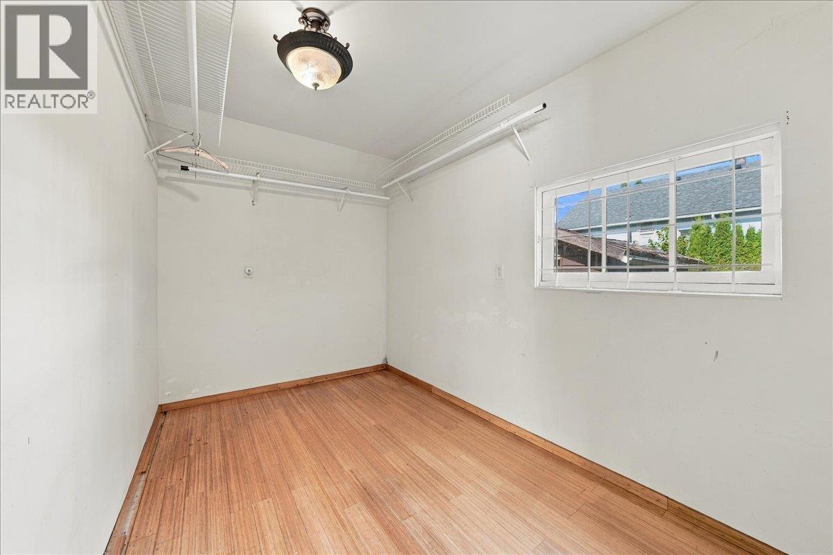 2219 E 25th Avenue Property Photo 33