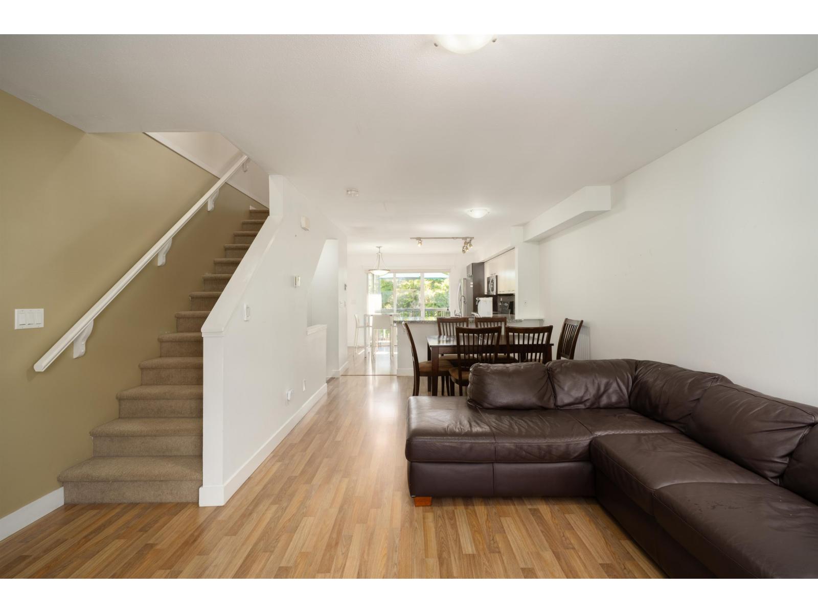 27 19448 68 Avenue Property Photo 2