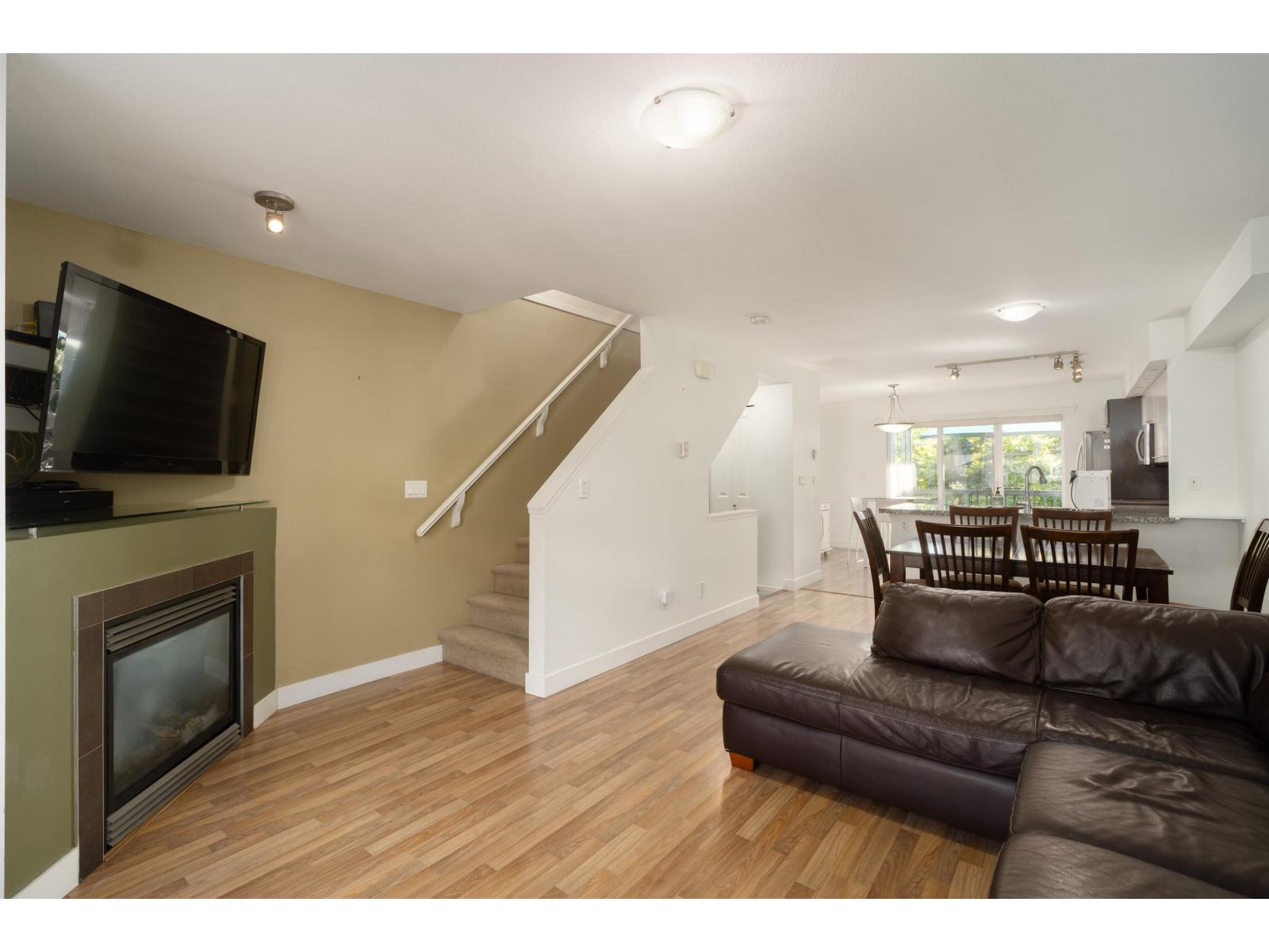 27 19448 68 Avenue Property Photo 3