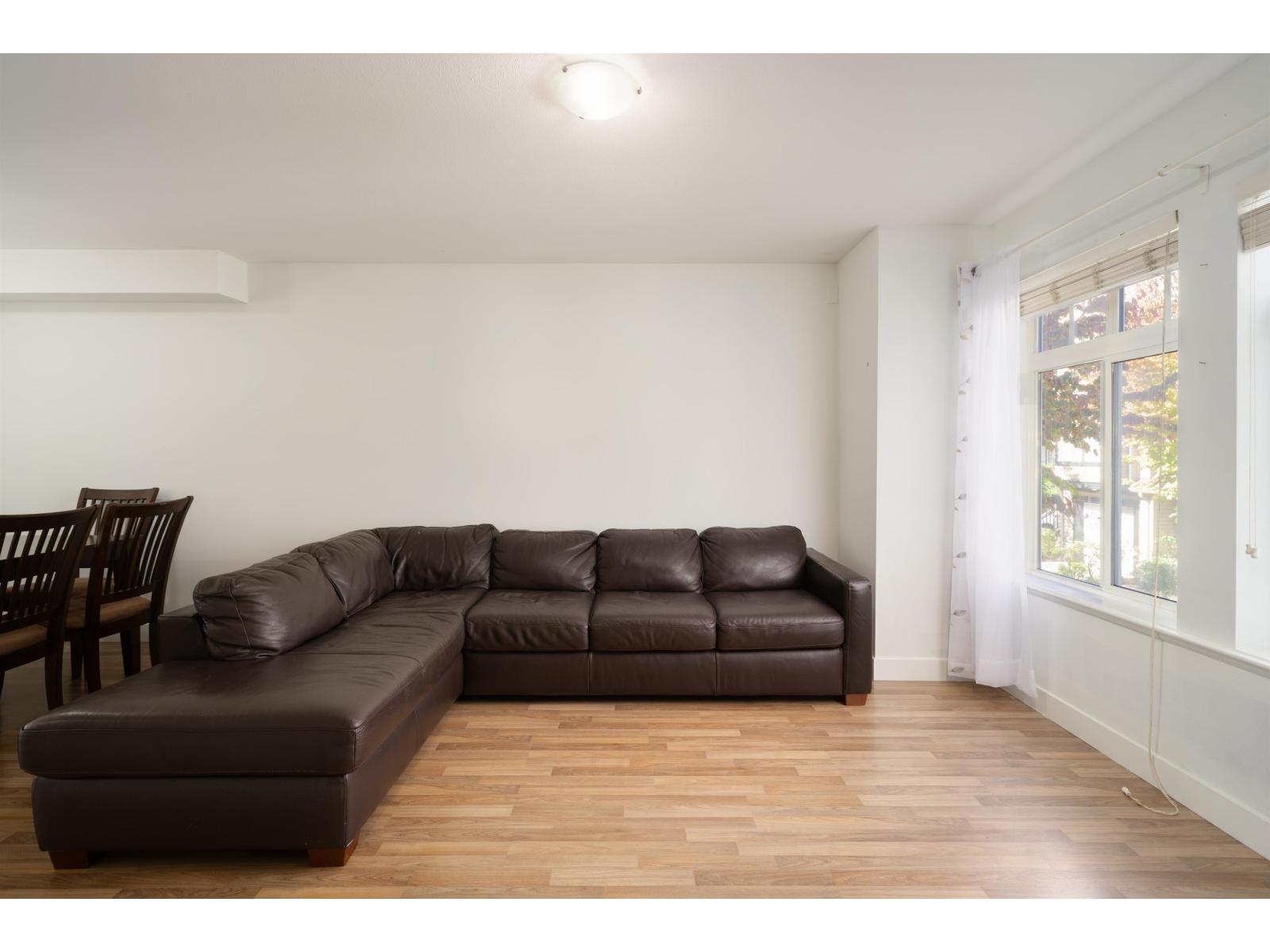 27 19448 68 Avenue Property Photo 4
