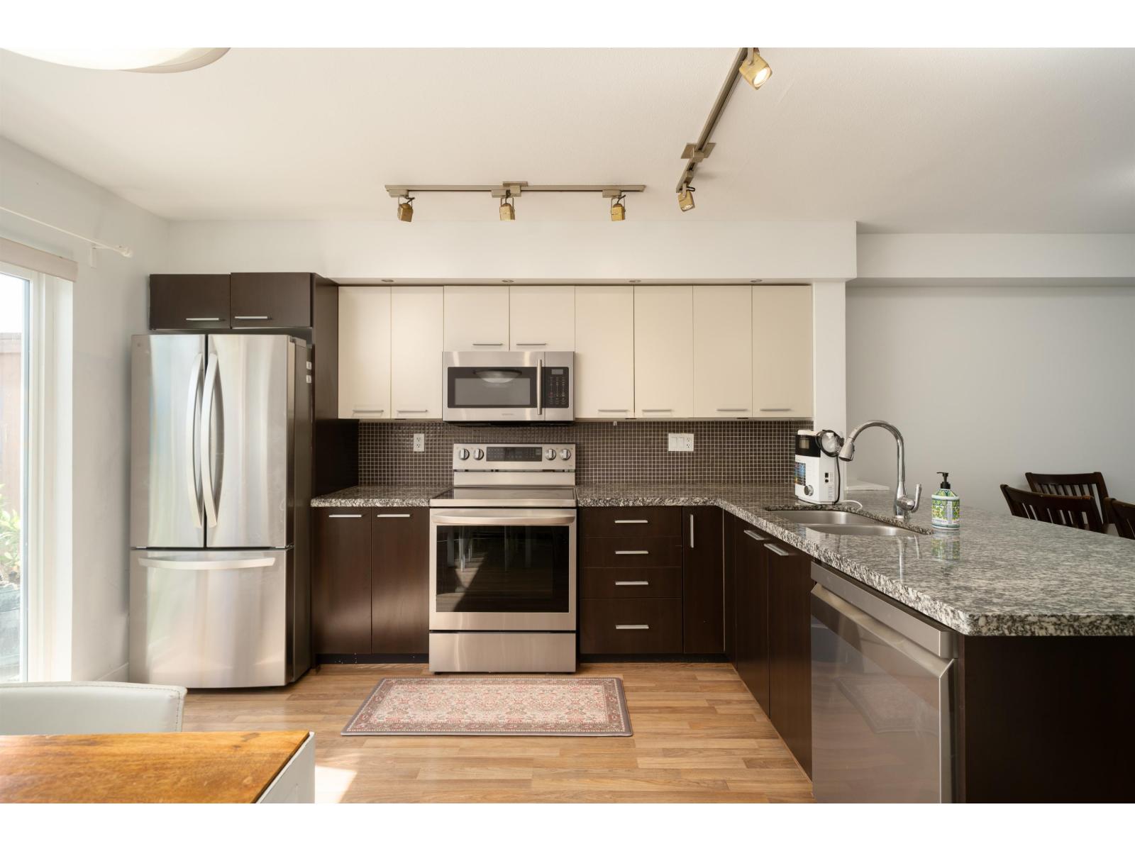 27 19448 68 Avenue Property Photo 11