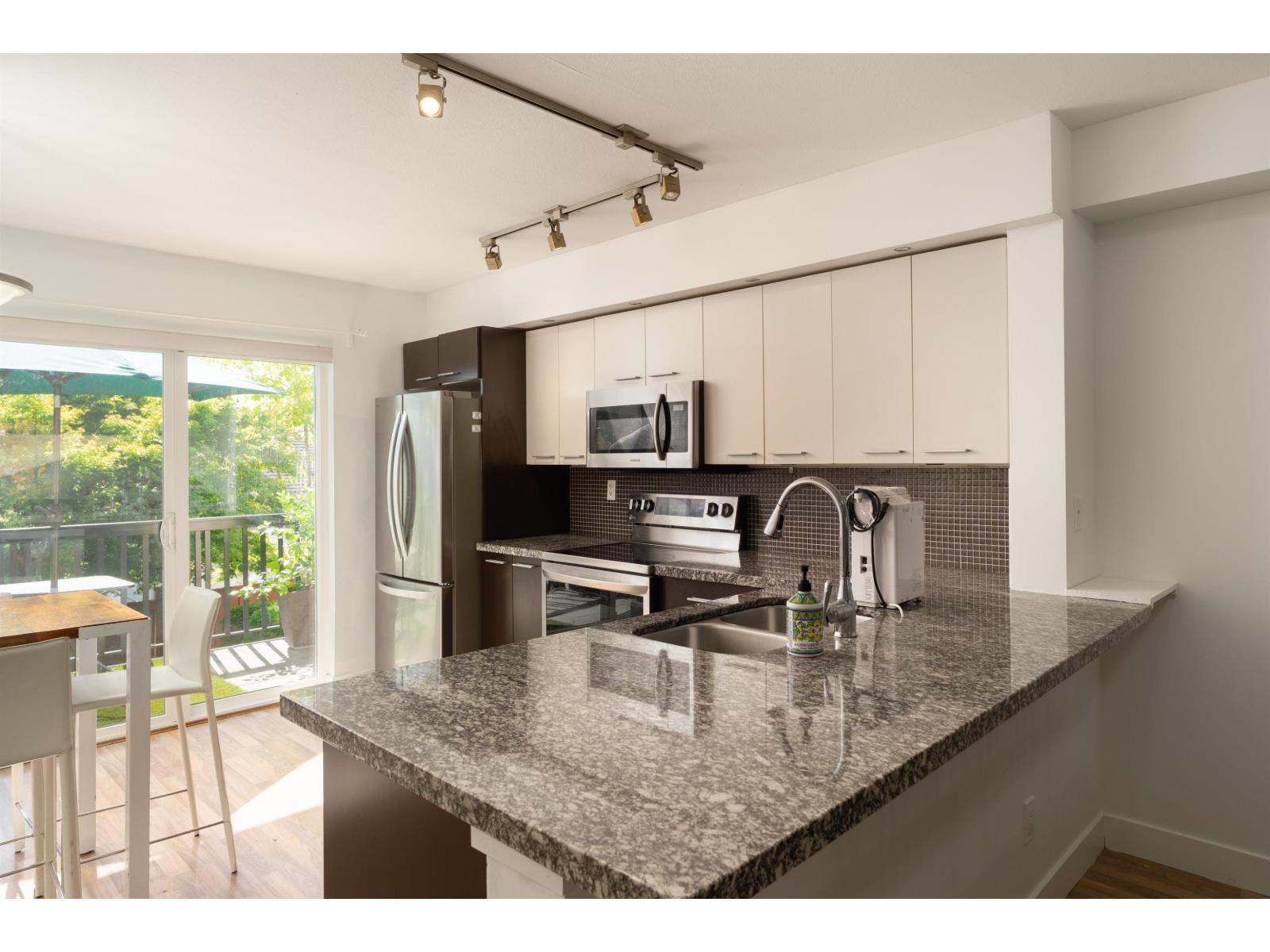 27 19448 68 Avenue Property Photo 12