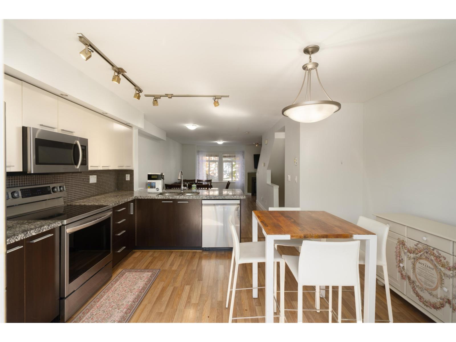 27 19448 68 Avenue Property Photo 13
