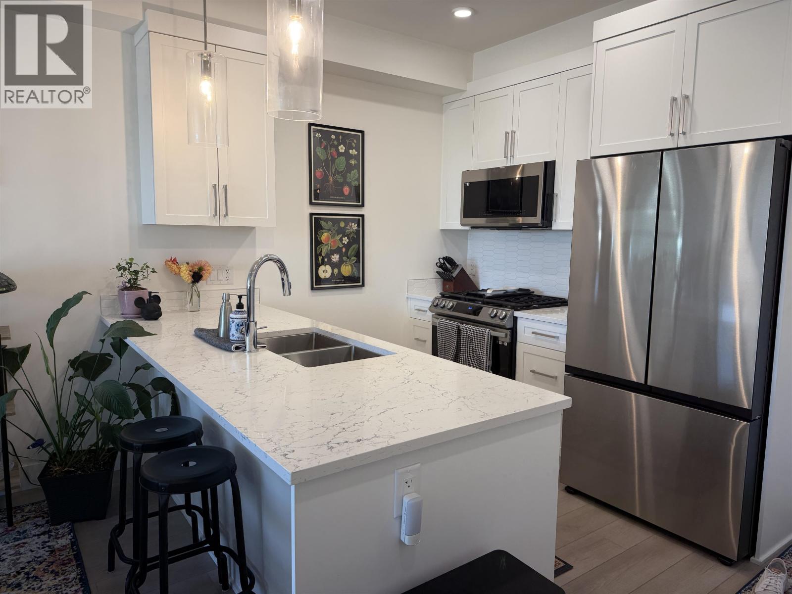 308 22633 SELKIRK AVENUE Property Photo 1