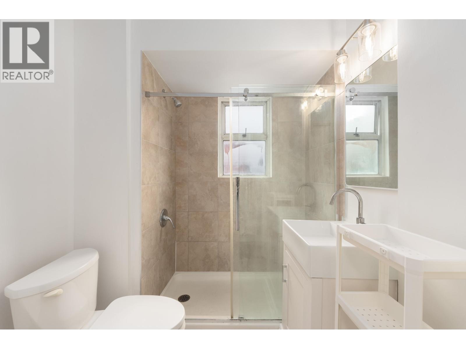 1038 E 51st Avenue Property Photo 6