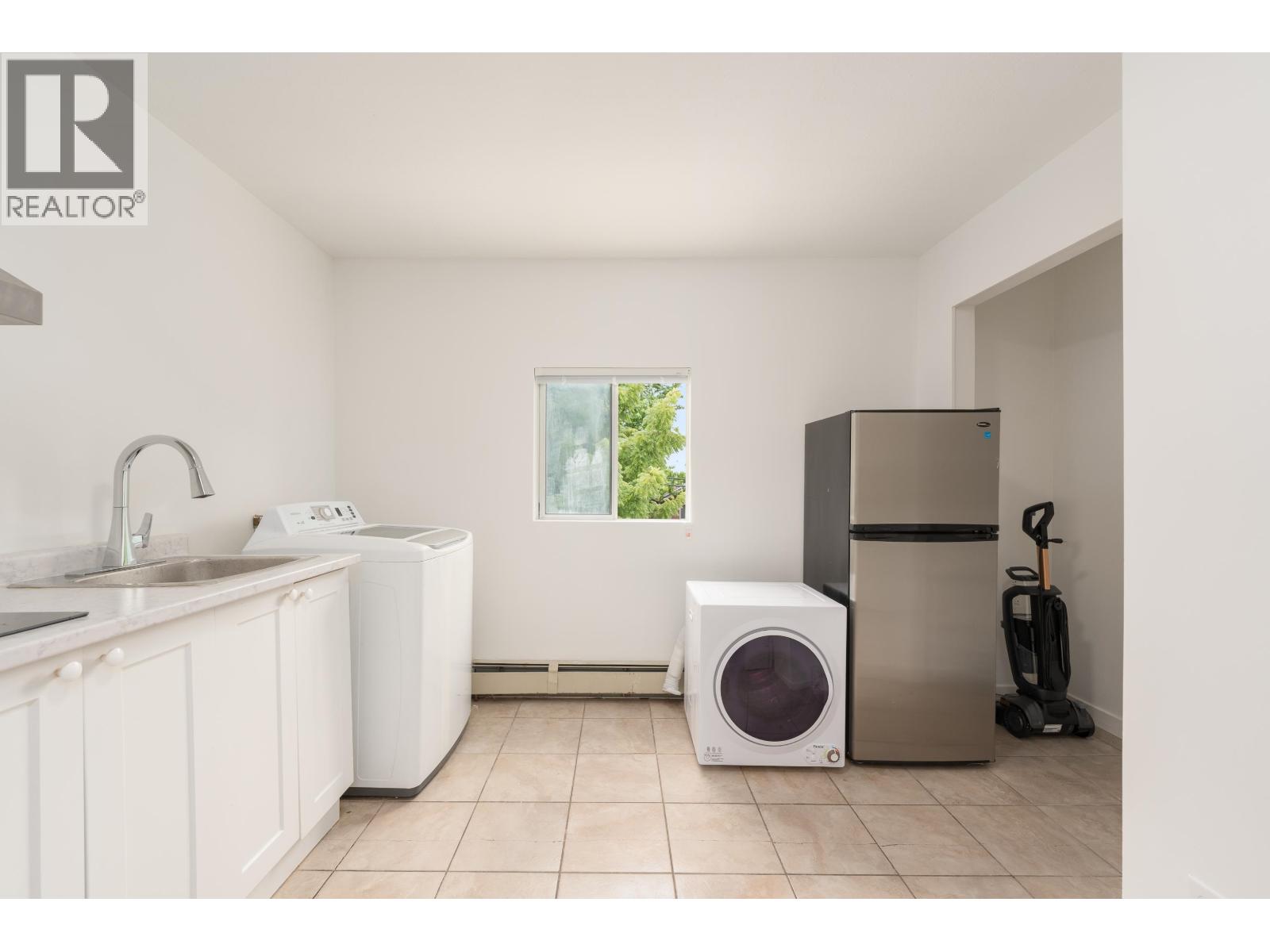 1038 E 51st Avenue Property Photo 12