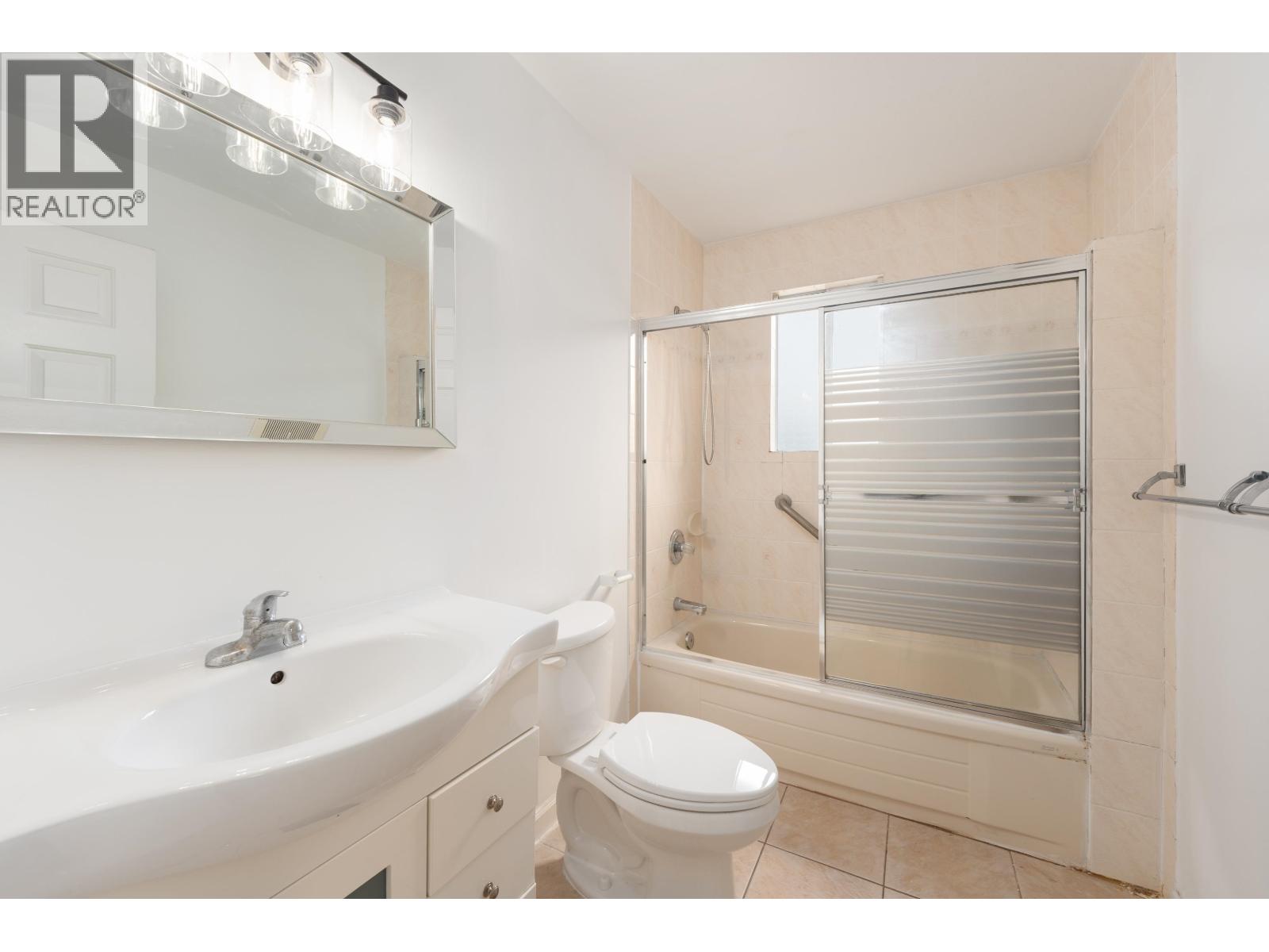 1038 E 51st Avenue Property Photo 13