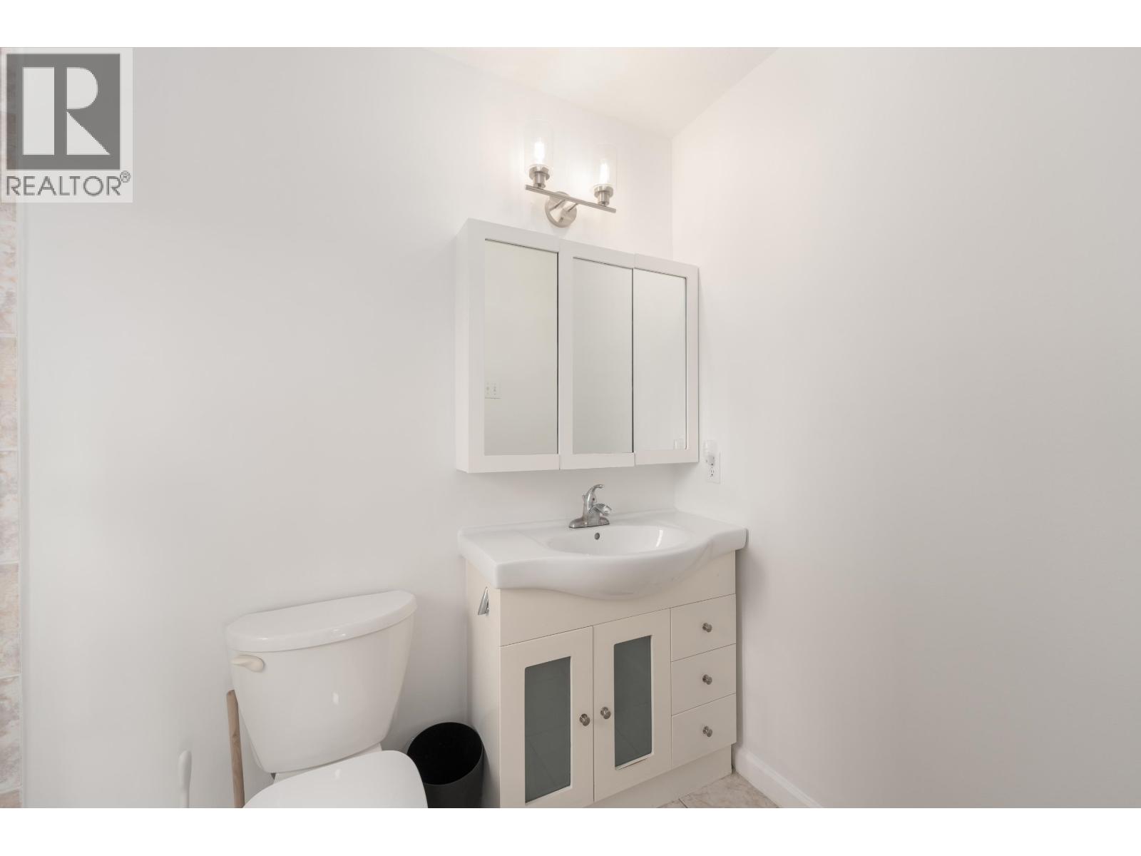 1038 E 51st Avenue Property Photo 17