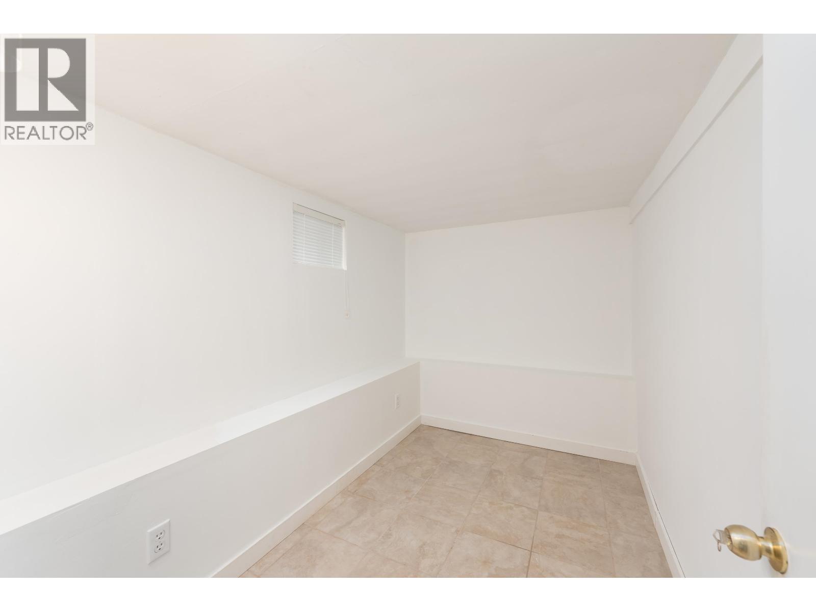 1038 E 51st Avenue Property Photo 21