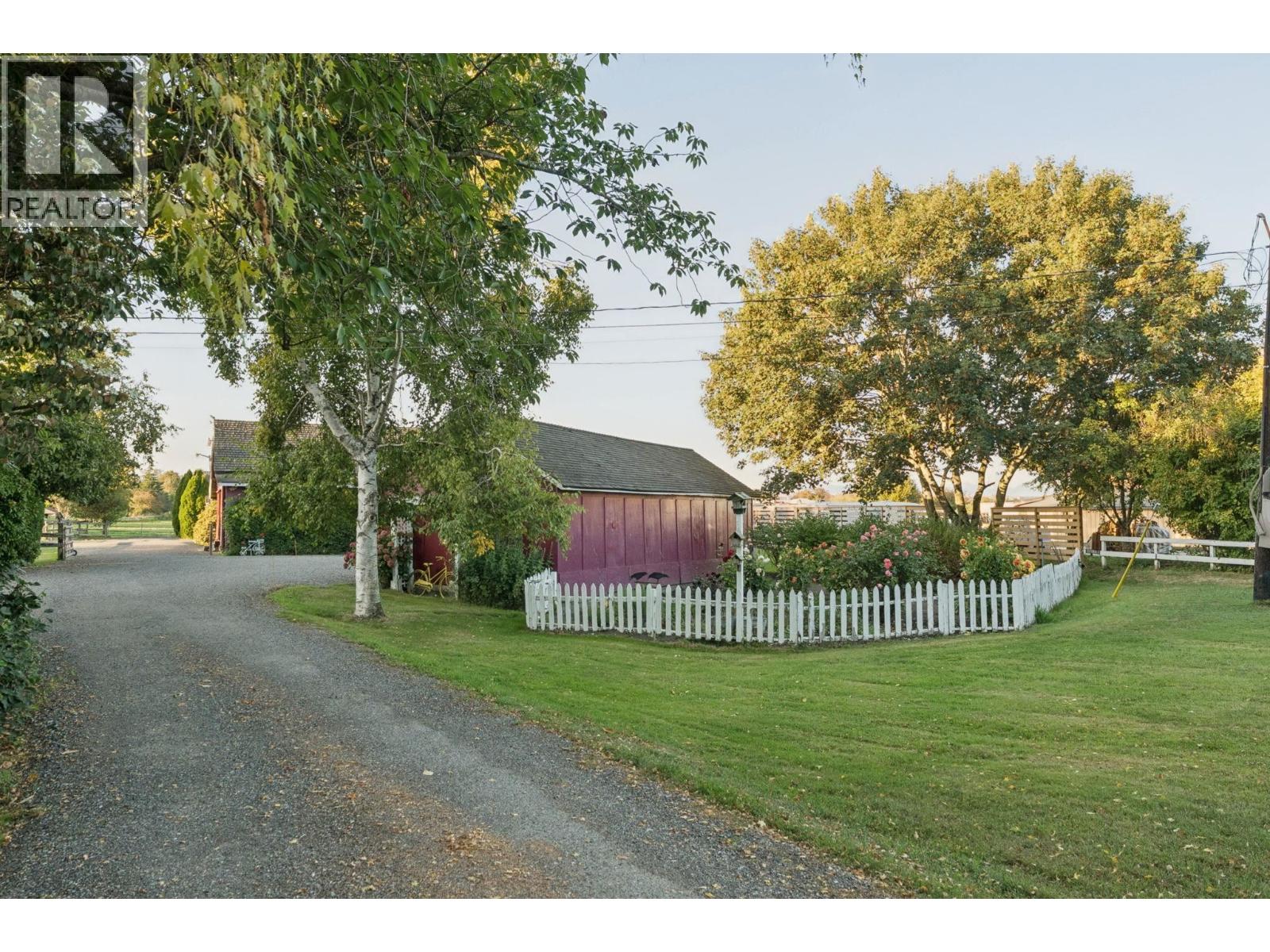 5331 34b Avenue Property Photo 3