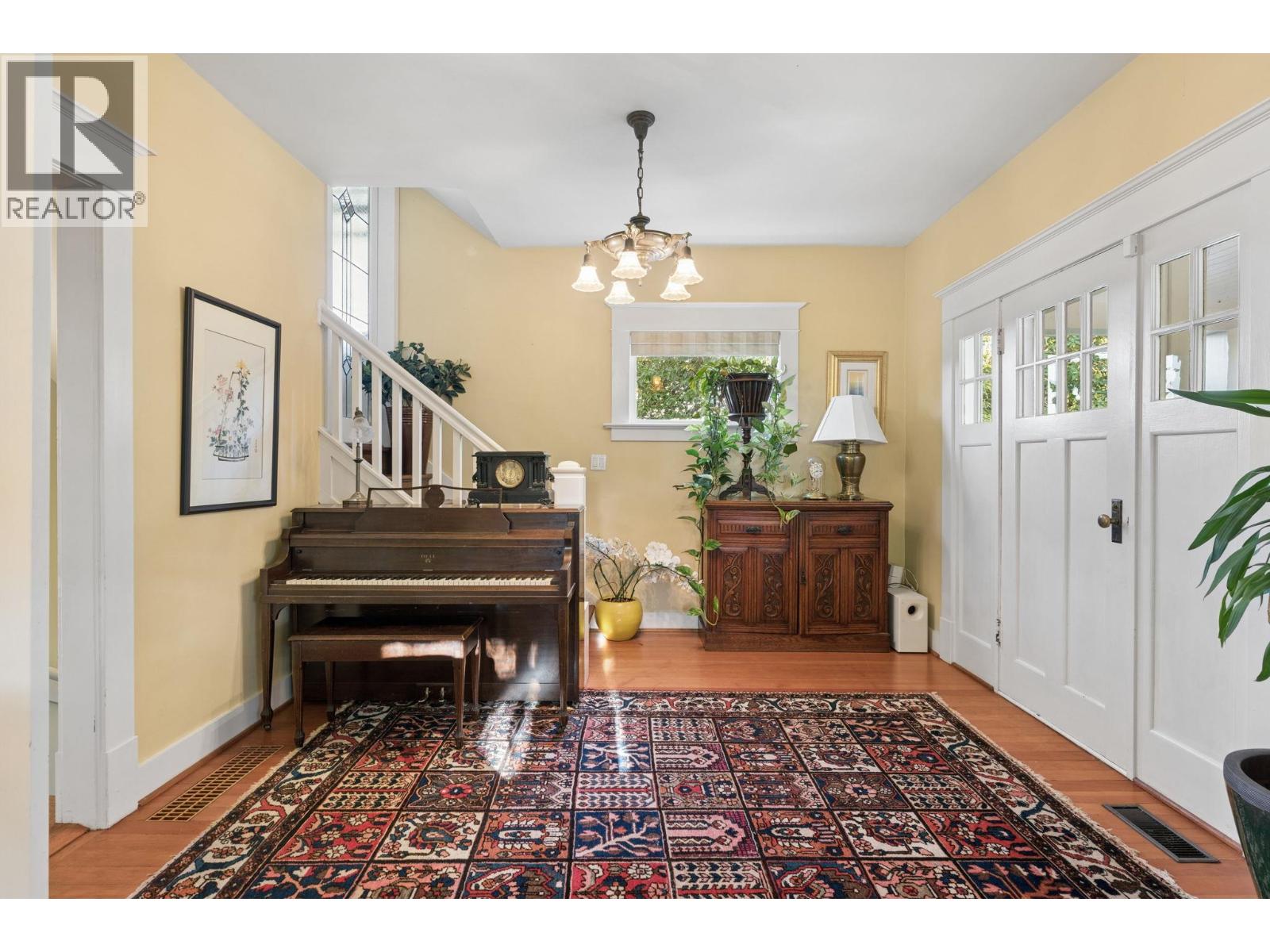 5331 34b Avenue Property Photo 6