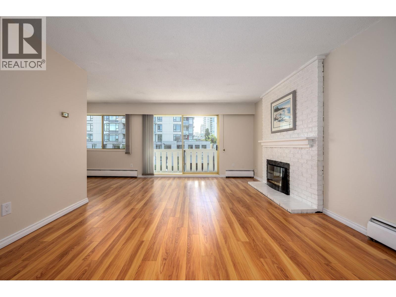 302 1345 Chesterfield Avenue Property Photo 3