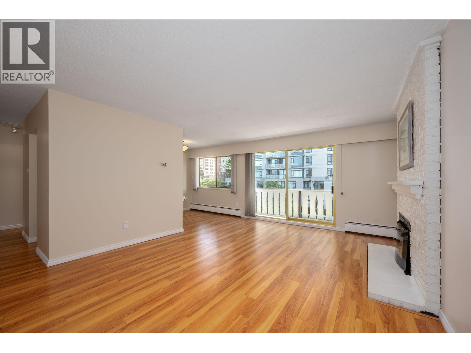 302 1345 Chesterfield Avenue Property Photo 4