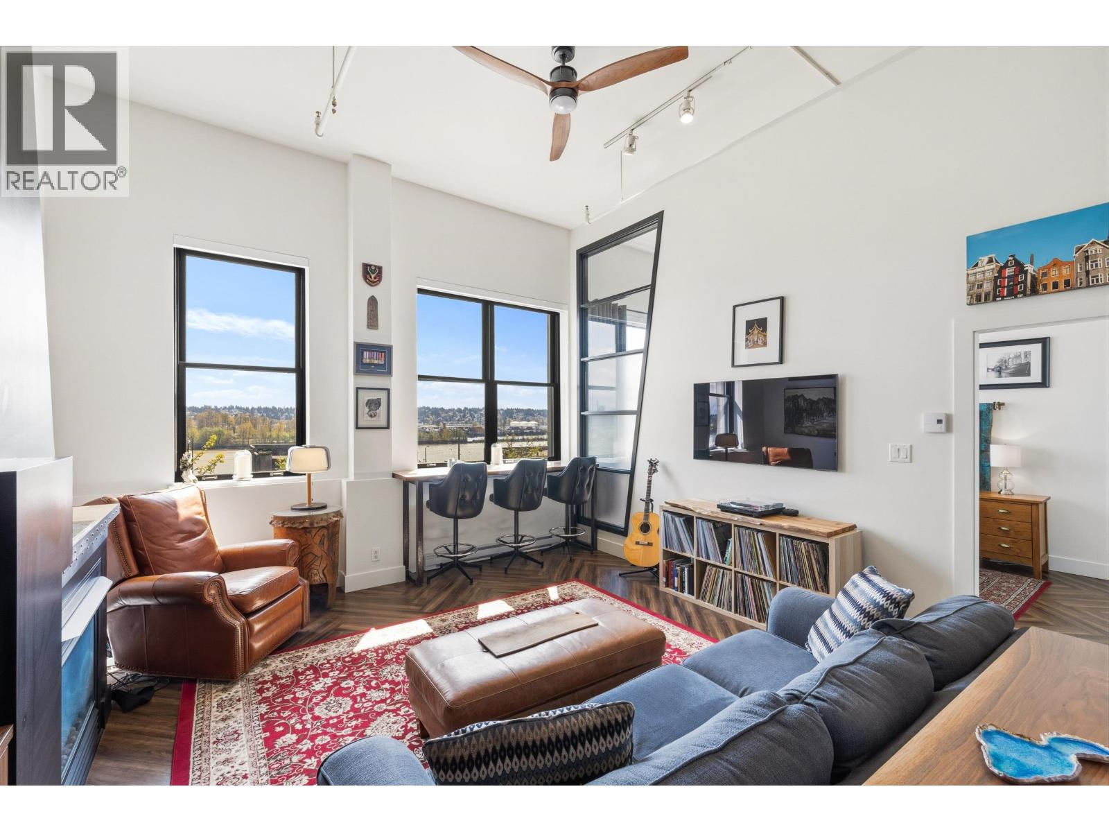 414 549 COLUMBIA STREET Property Photo 1