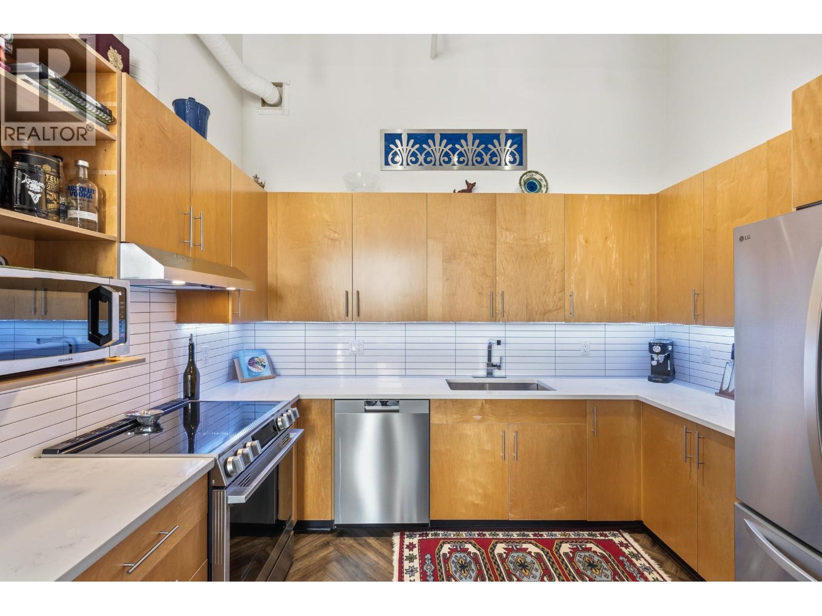 414 549 Columbia Street Property Photo 11
