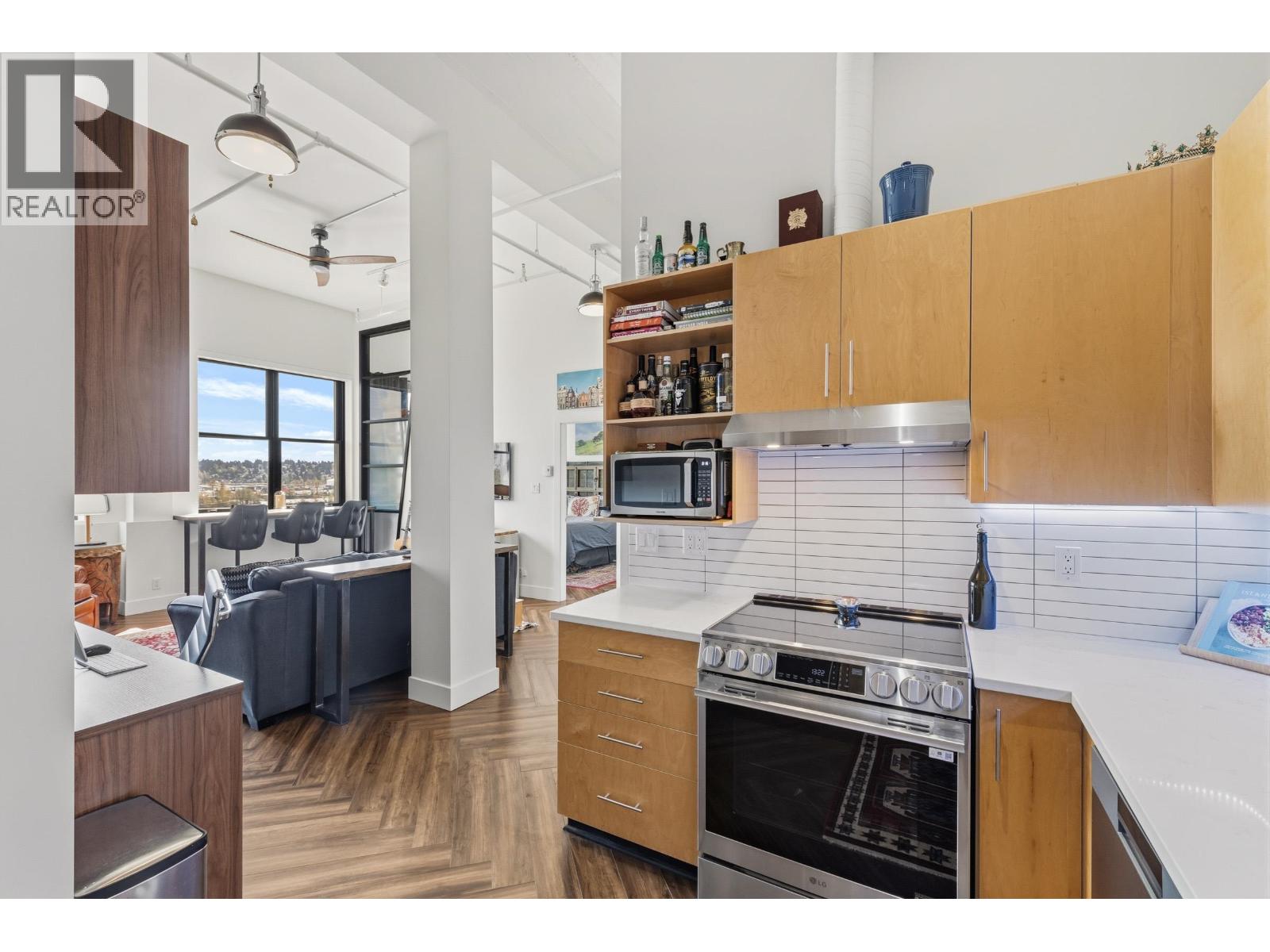 414 549 Columbia Street Property Photo 12