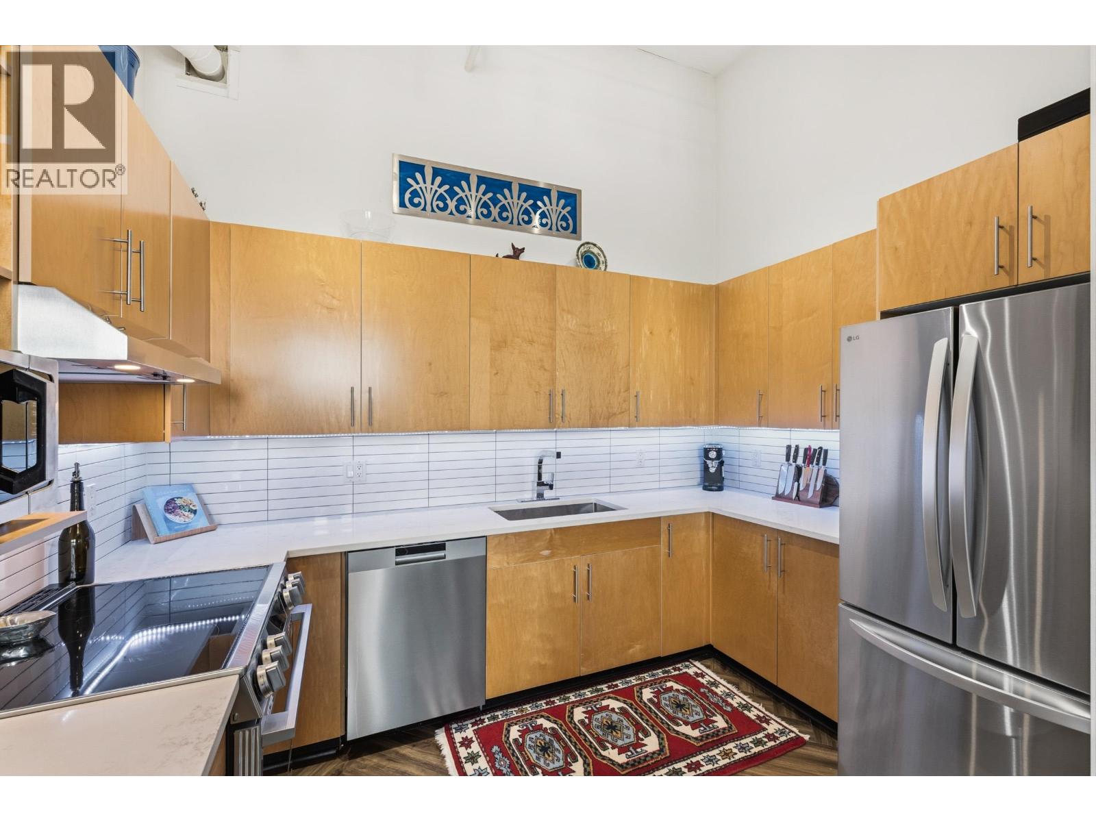 414 549 Columbia Street Property Photo 13