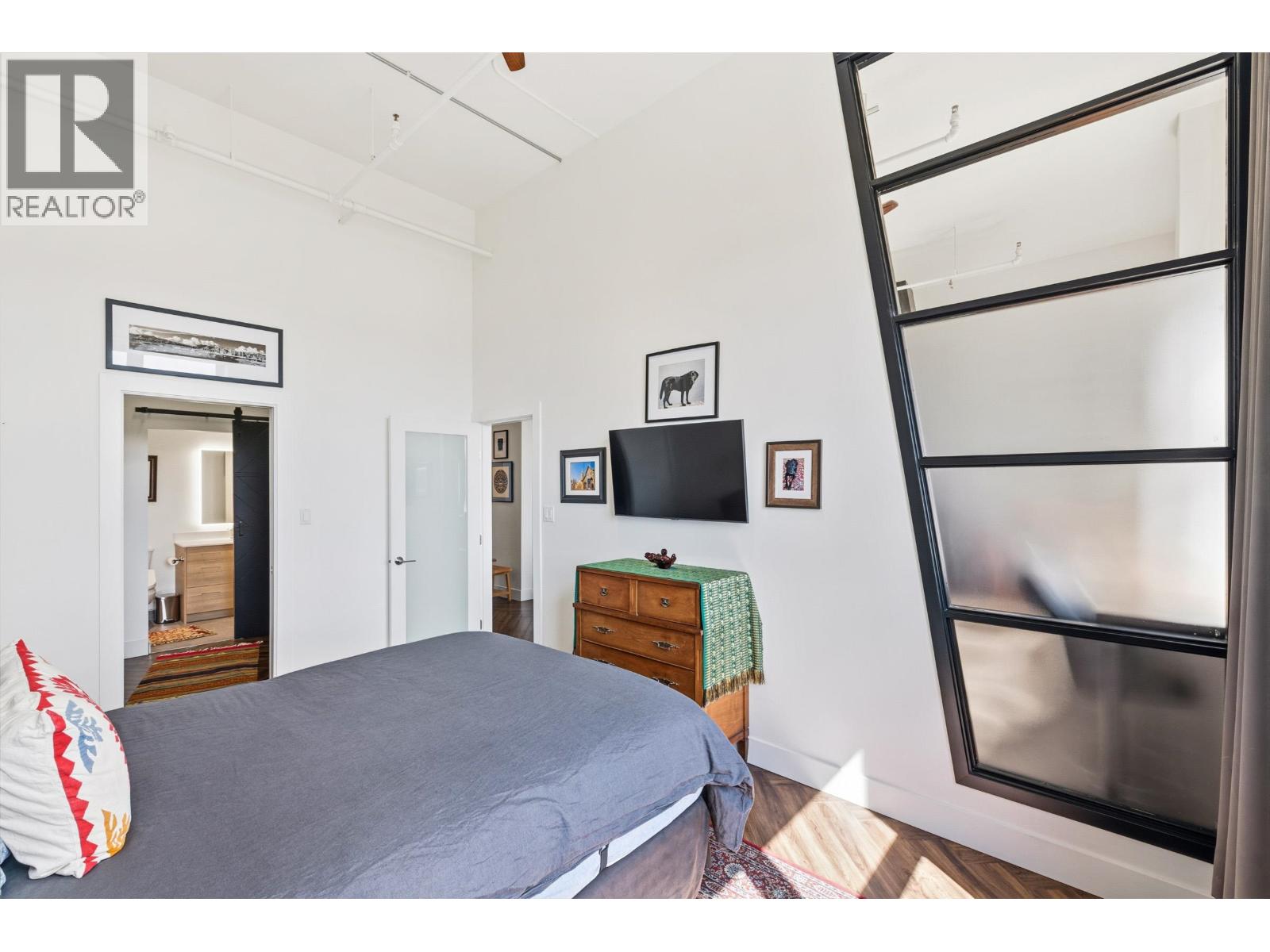 414 549 Columbia Street Property Photo 15