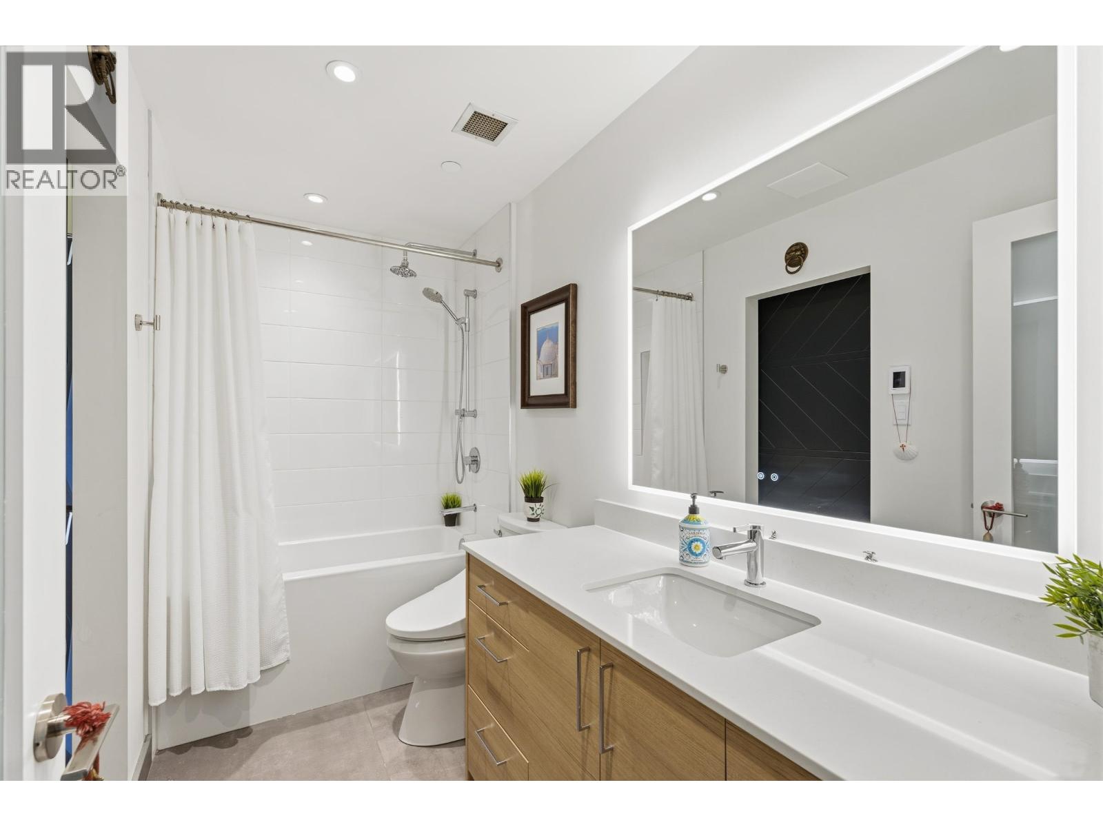 414 549 Columbia Street Property Photo 18
