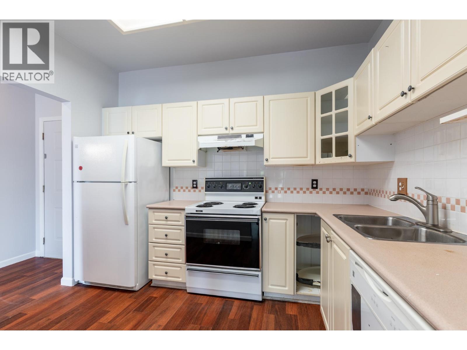 311 4738 53 Street Property Photo 5