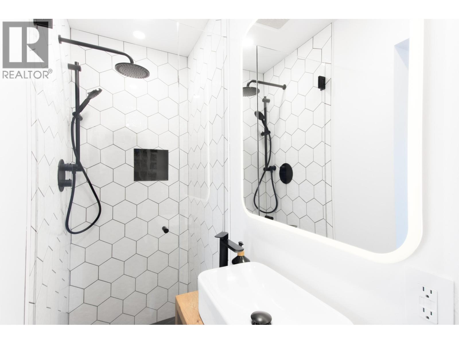 38054 Fifth Avenue Property Photo 21