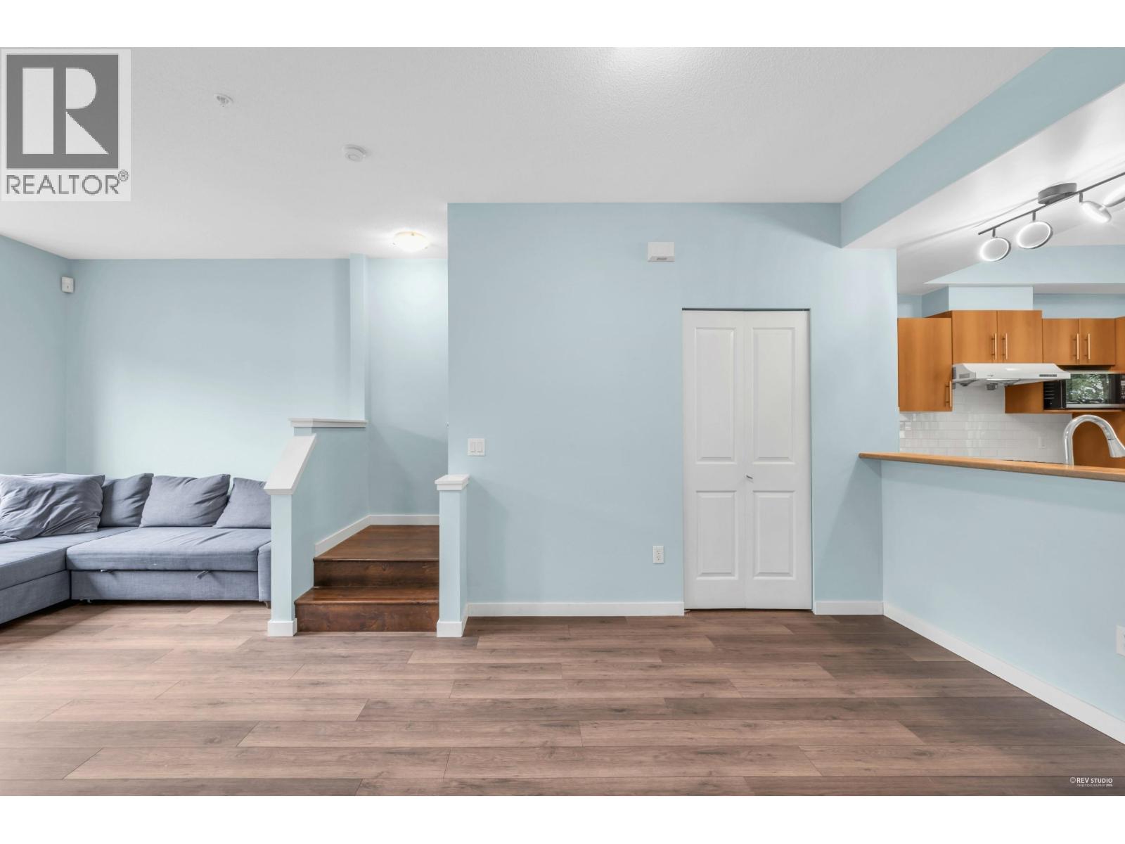 51 9229 University Crescent Property Photo 11
