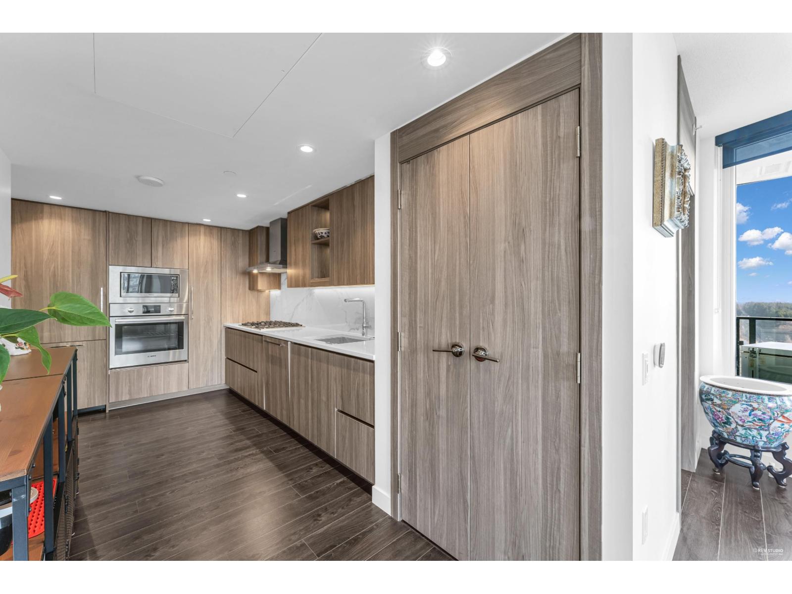 2710 9887 Whalley Boulevard Property Photo 10