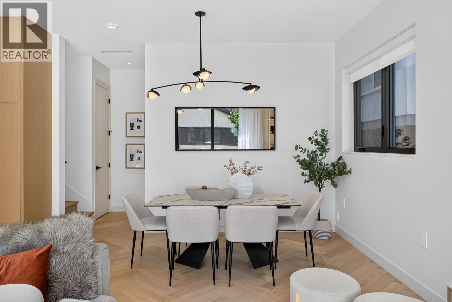 2 58 E 40th Avenue Property Photo 18