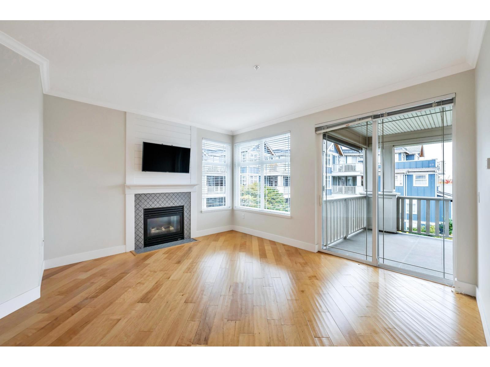 305 15368 16a Avenue Property Photo 3