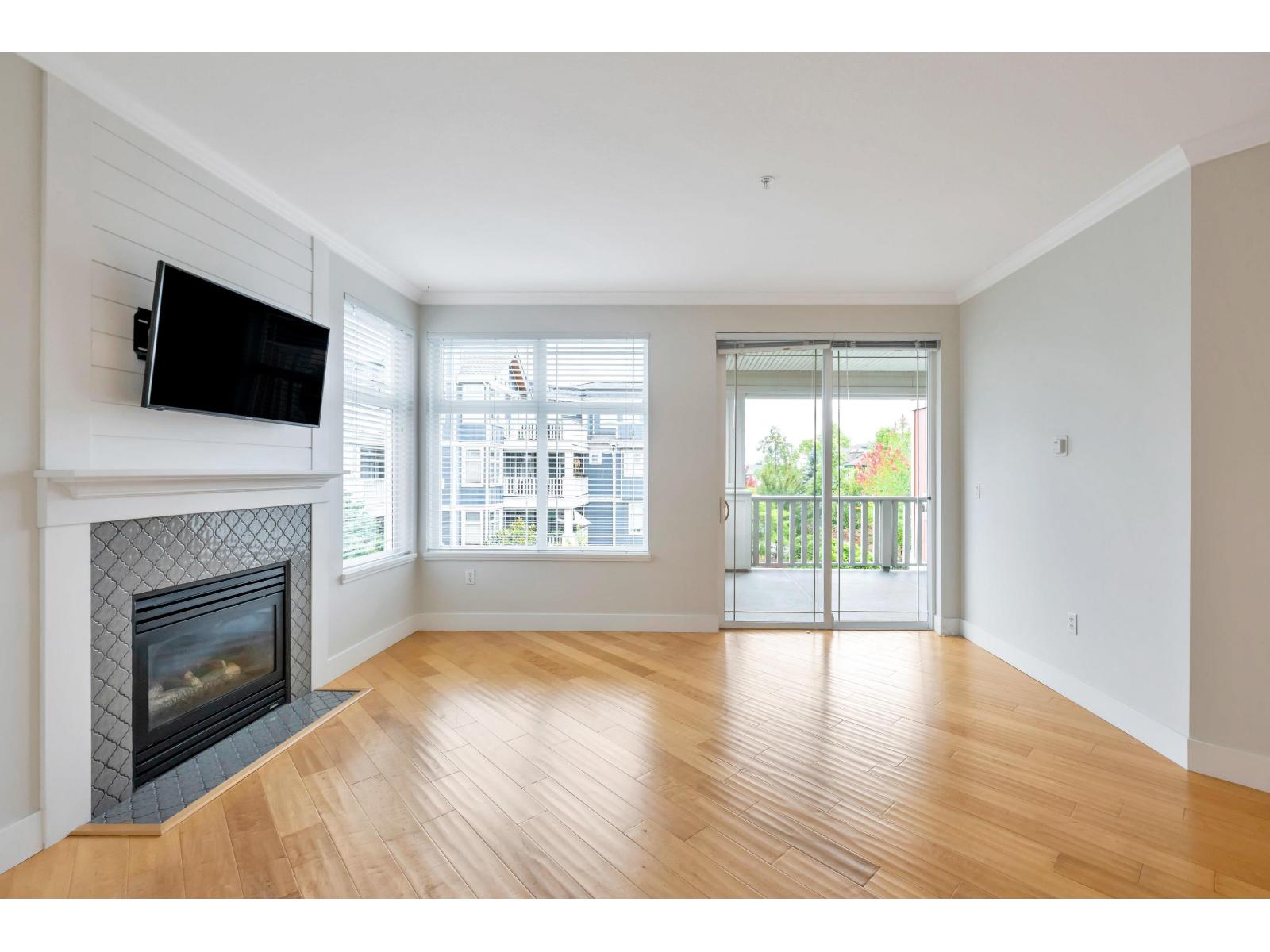305 15368 16a Avenue Property Photo 4