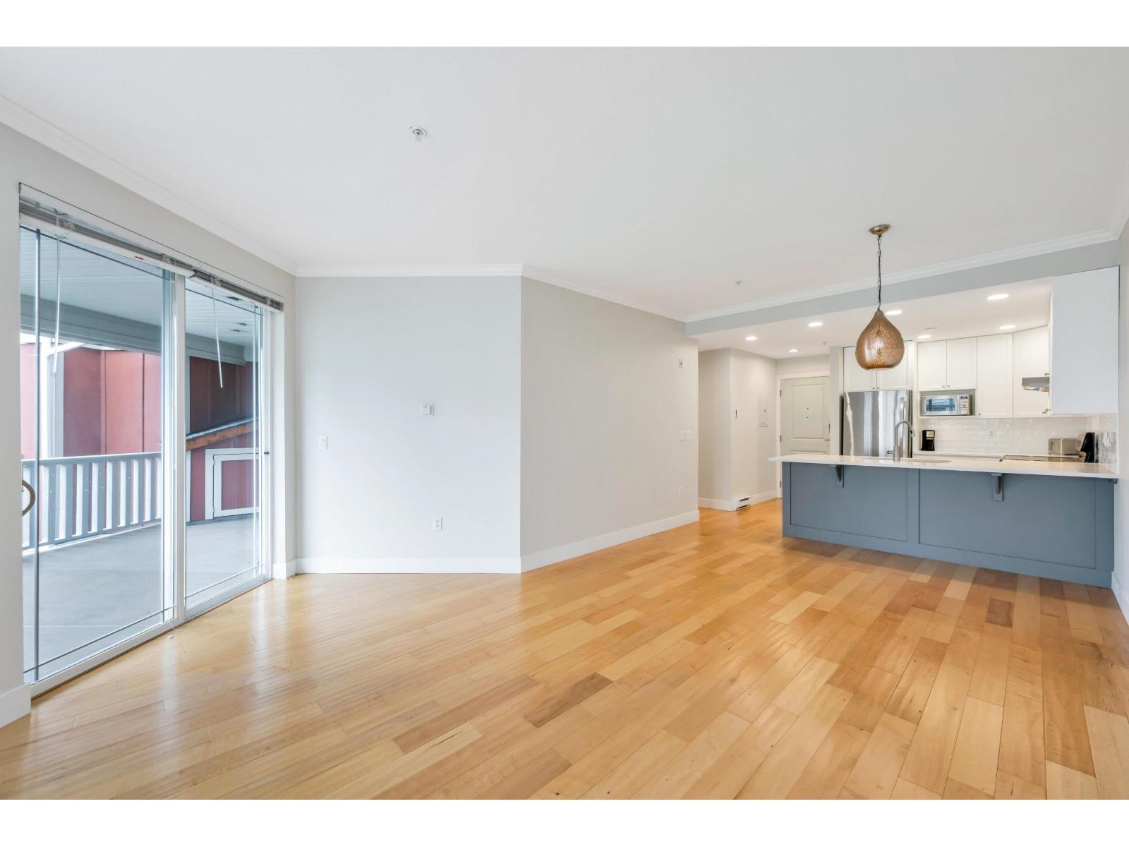 305 15368 16a Avenue Property Photo 5