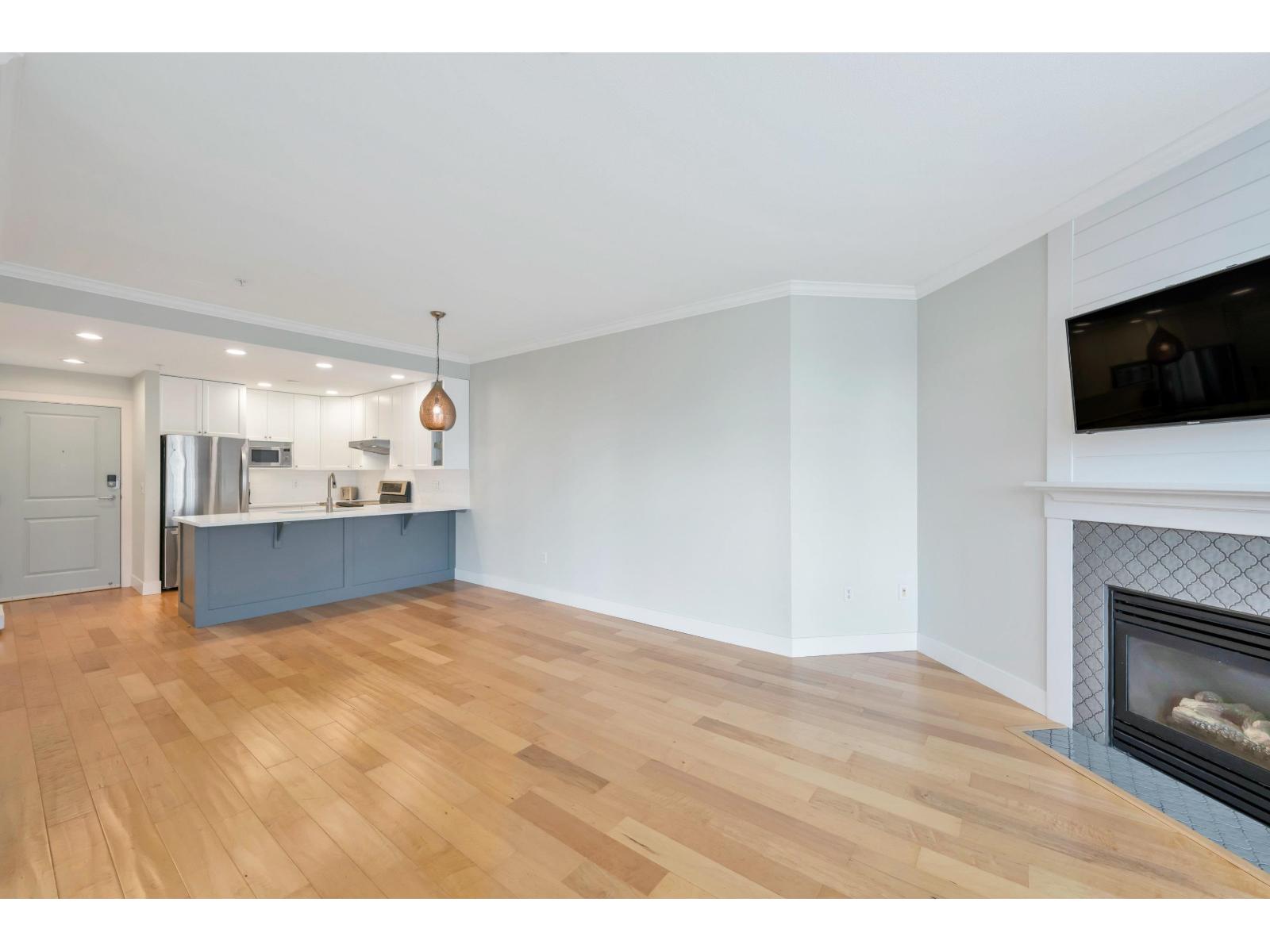 305 15368 16a Avenue Property Photo 7