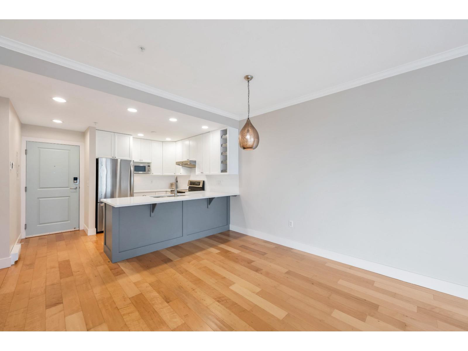 305 15368 16a Avenue Property Photo 10