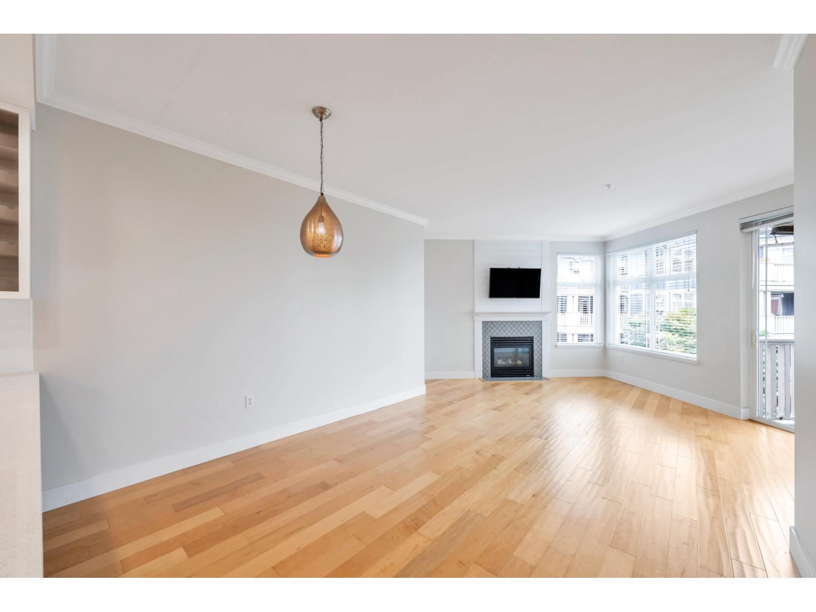 305 15368 16a Avenue Property Photo 11