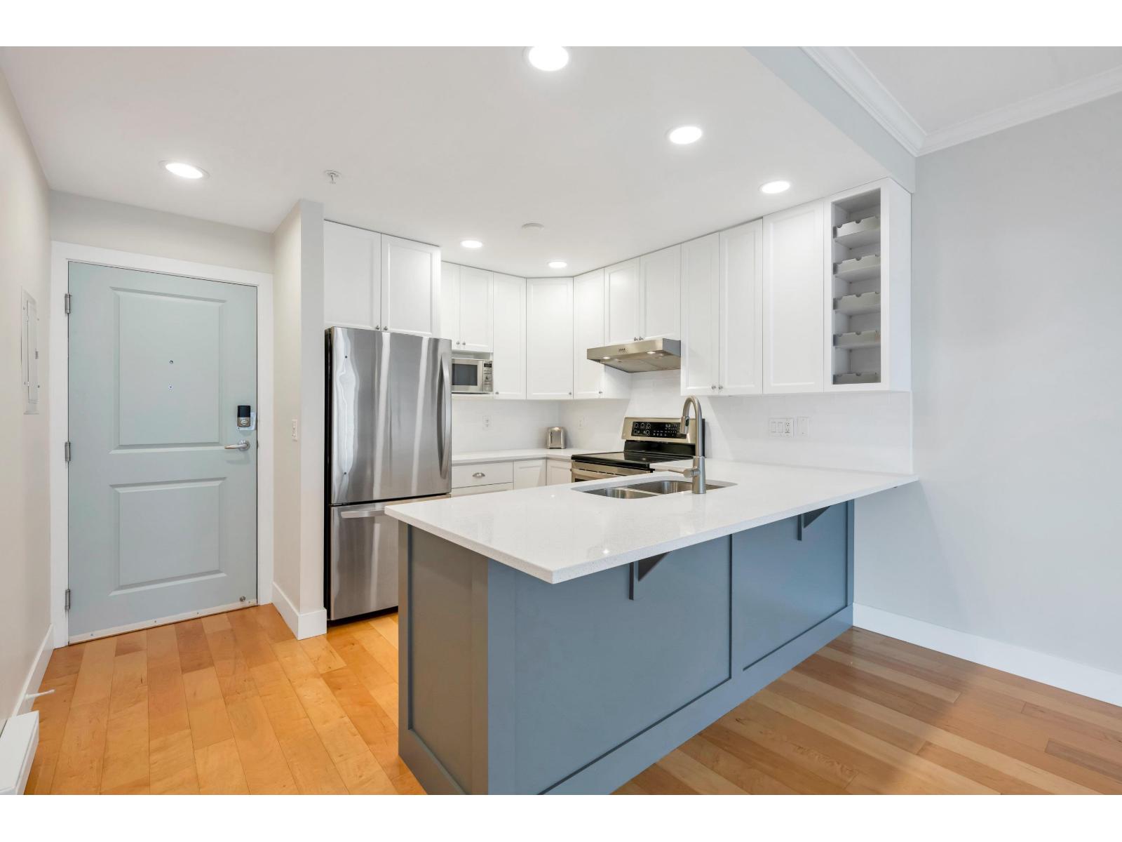 305 15368 16a Avenue Property Photo 12