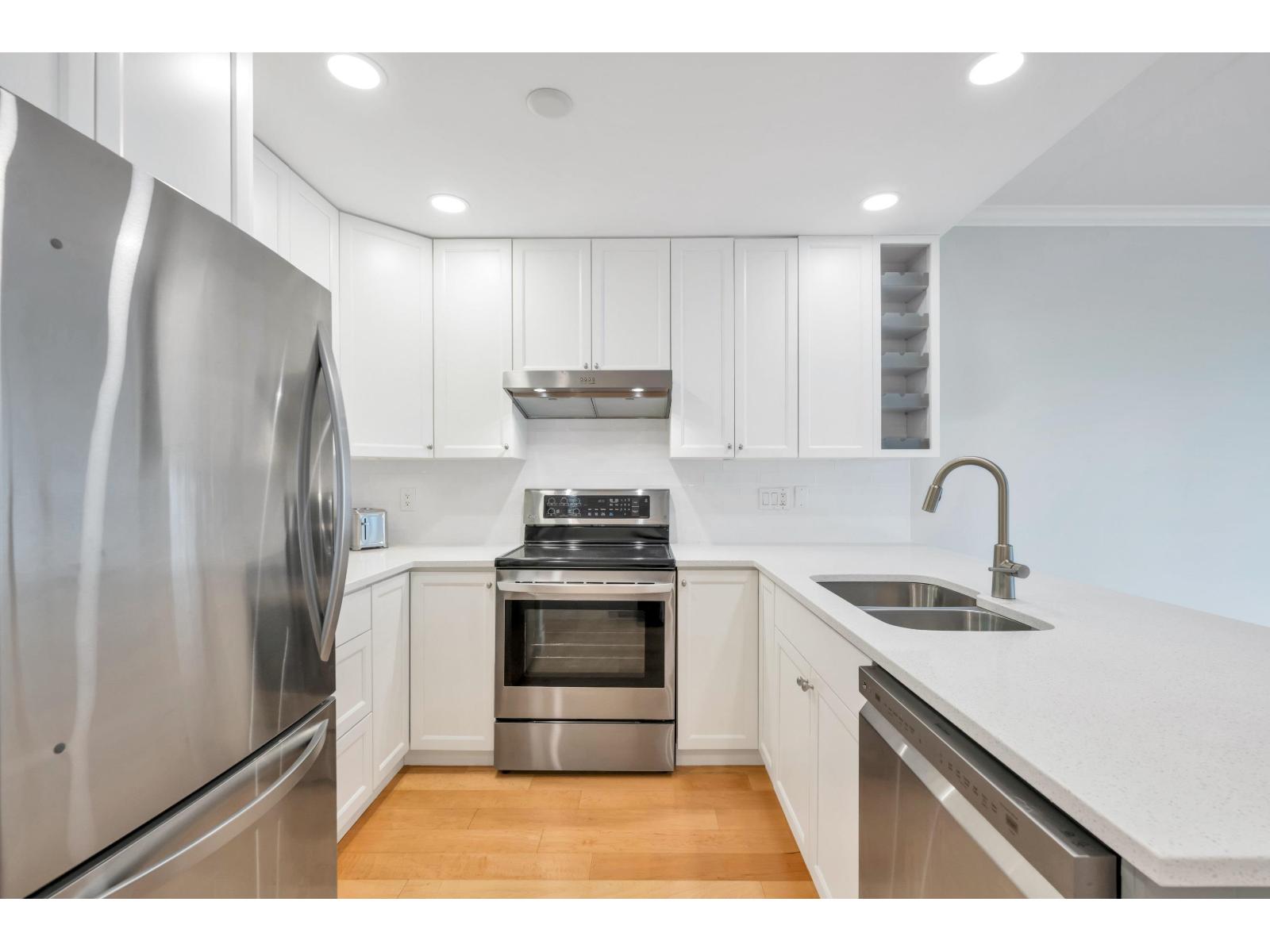 305 15368 16a Avenue Property Photo 14