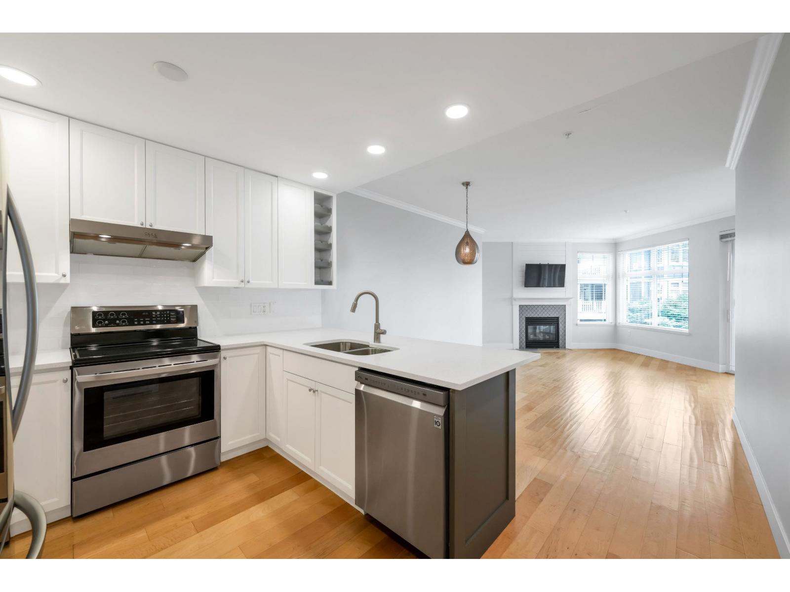 305 15368 16a Avenue Property Photo 15
