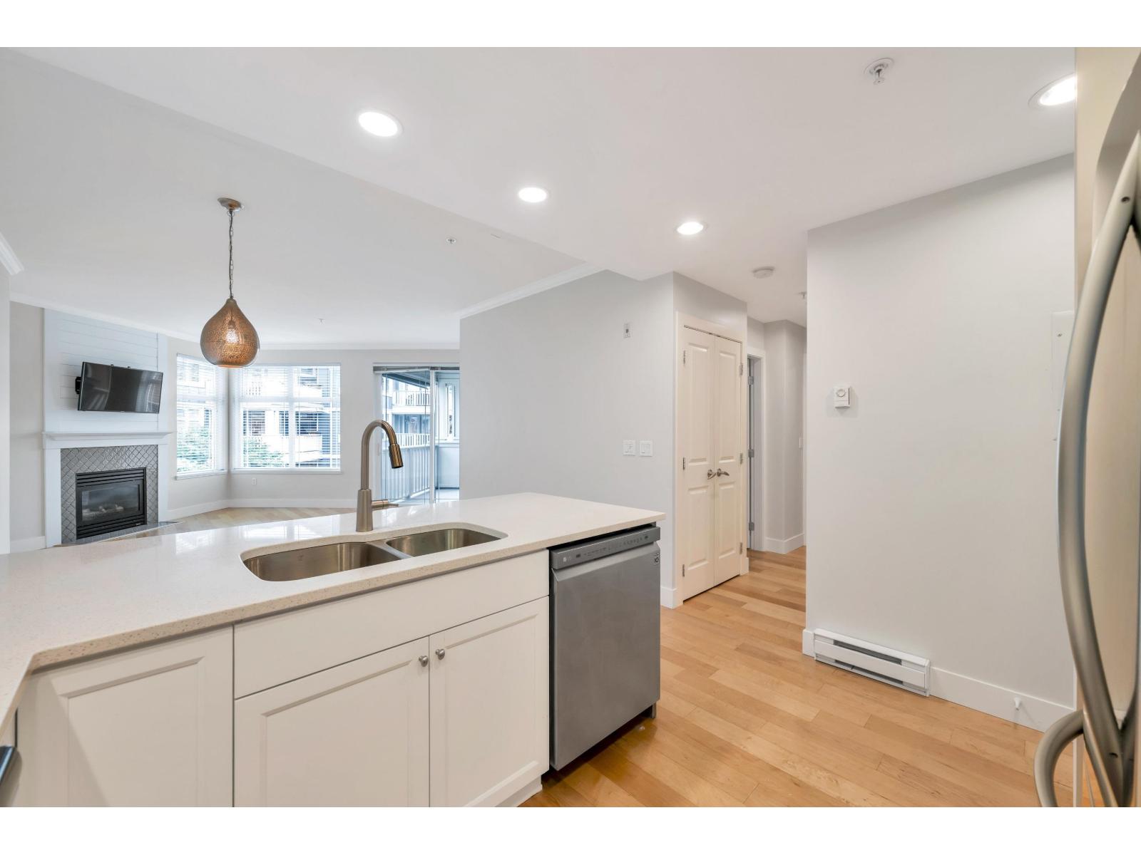 305 15368 16a Avenue Property Photo 16