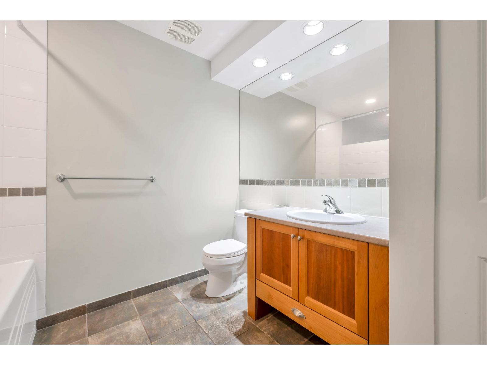 305 15368 16a Avenue Property Photo 24