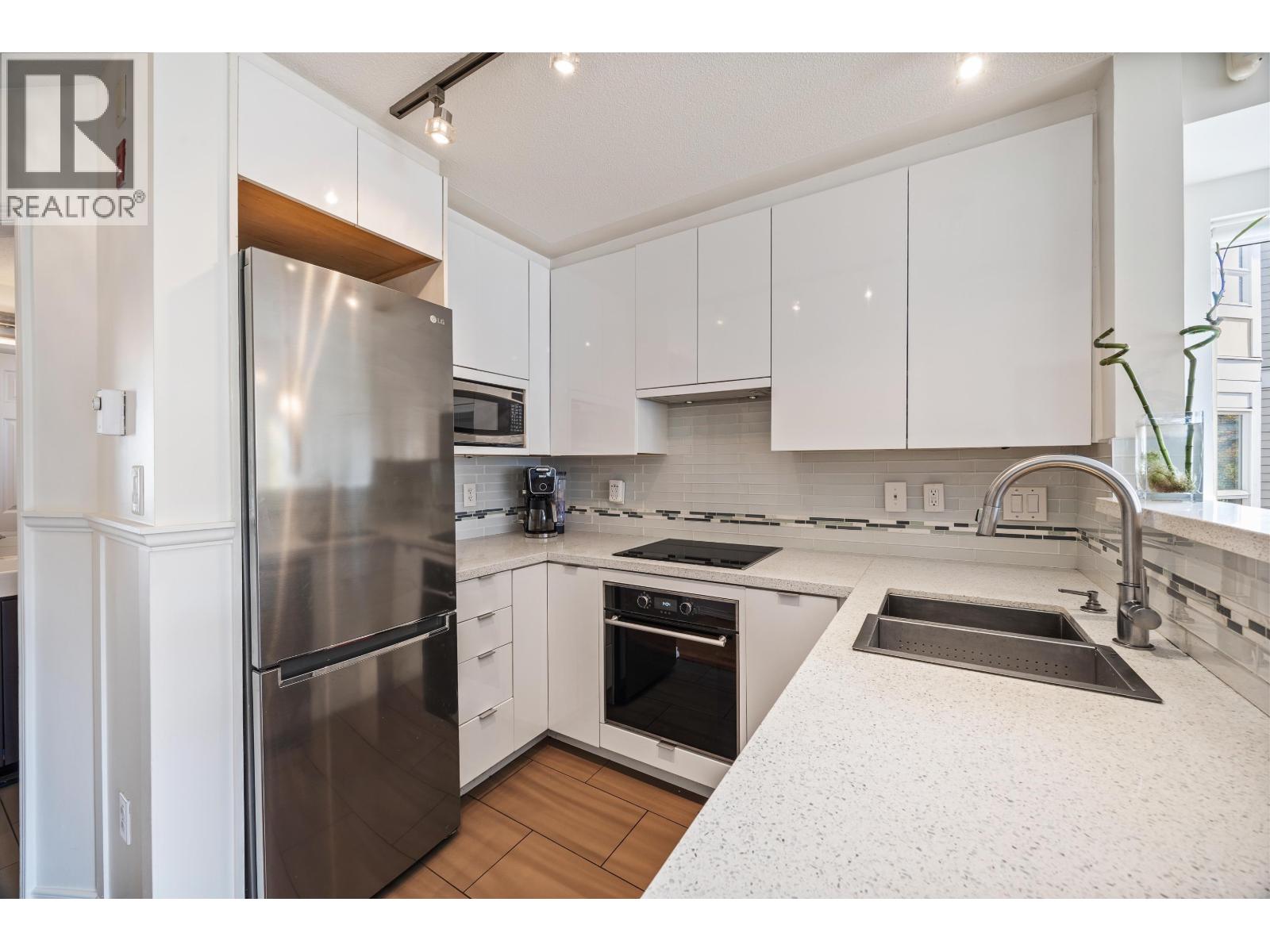 316 2565 W Broadway Street Property Photo 3