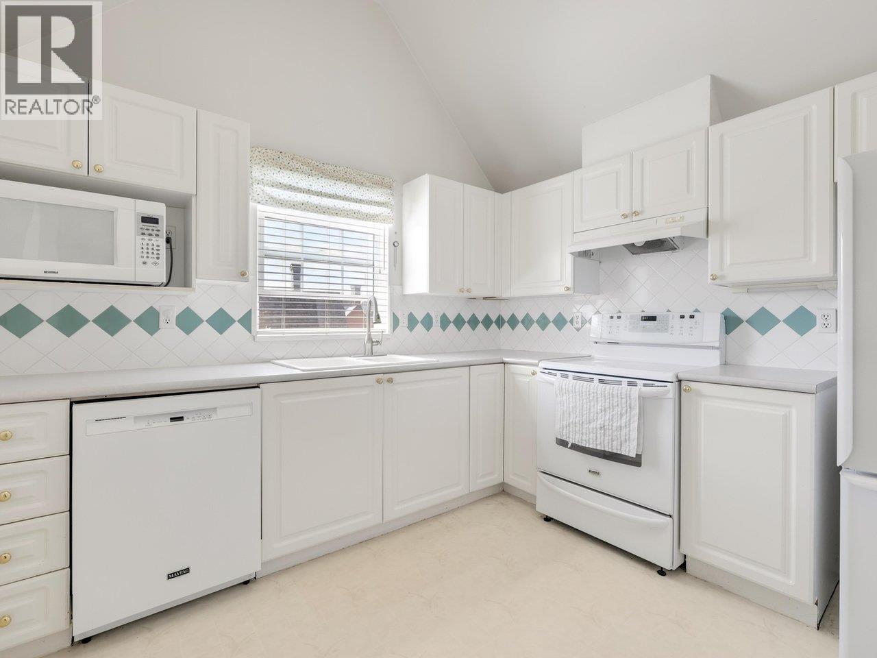 406 5556 14 Avenue Property Photo 8