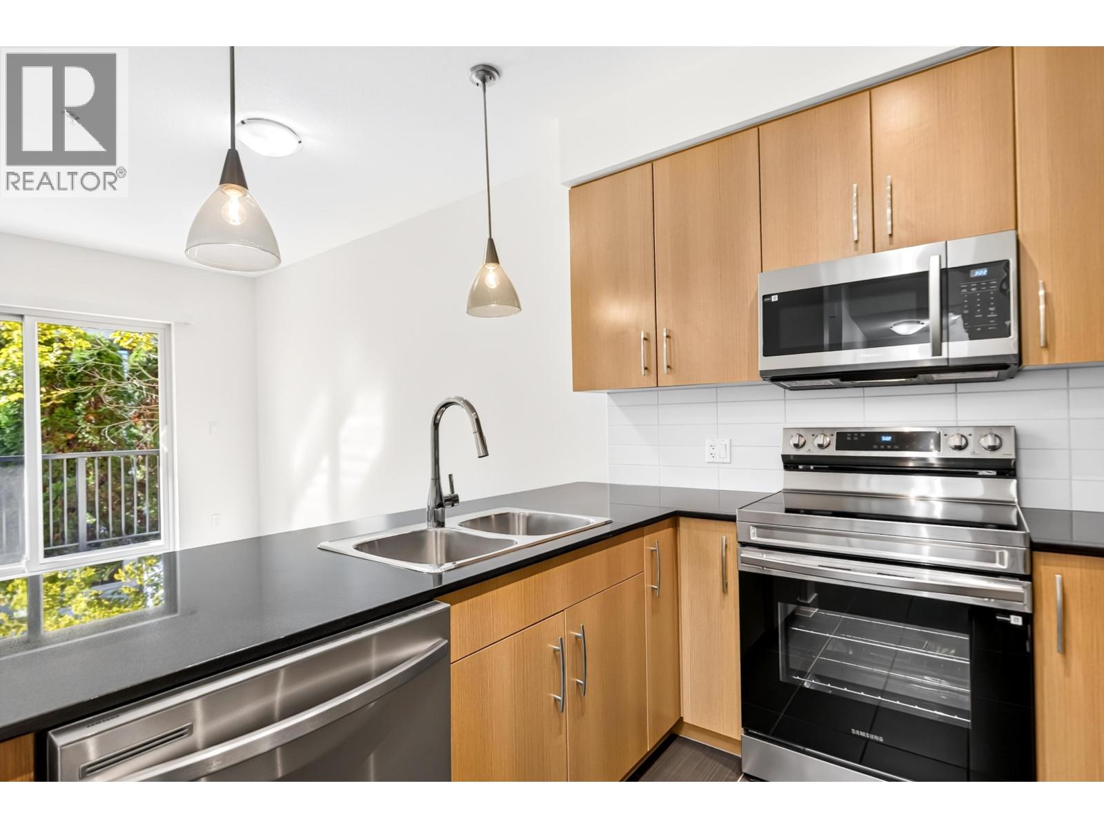 210 22290 NORTH AVENUE Property Photo 1