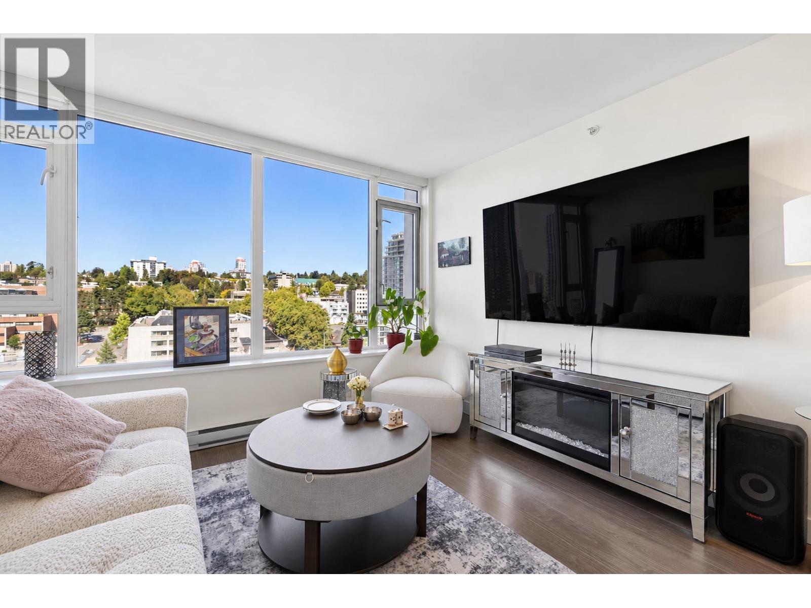 1704 668 Columbia Street Property Photo 2