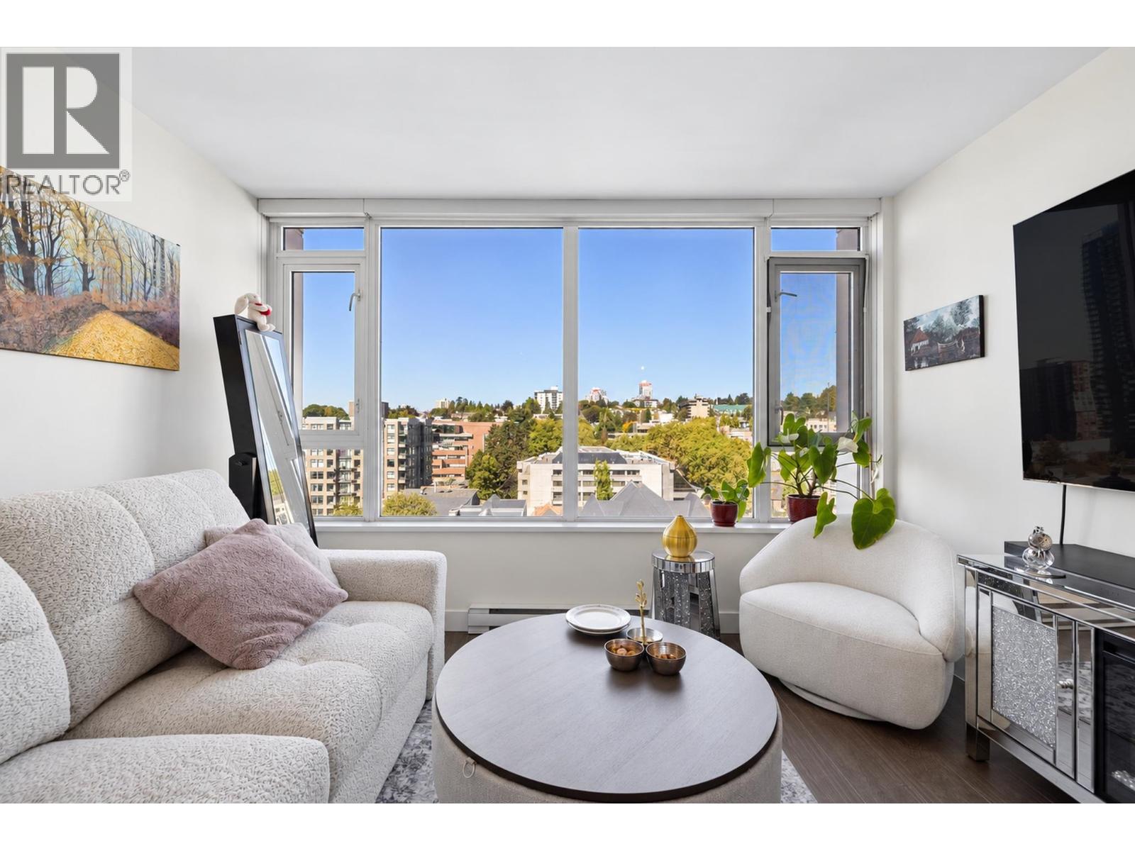 1704 668 Columbia Street Property Photo 3